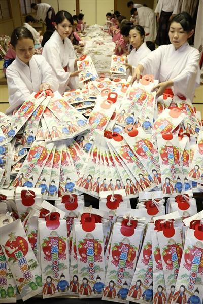 楠公さんにあやかり元気に育て 七五三の千歳あめ 袋詰め作業の準備湊川神社 産経ニュース