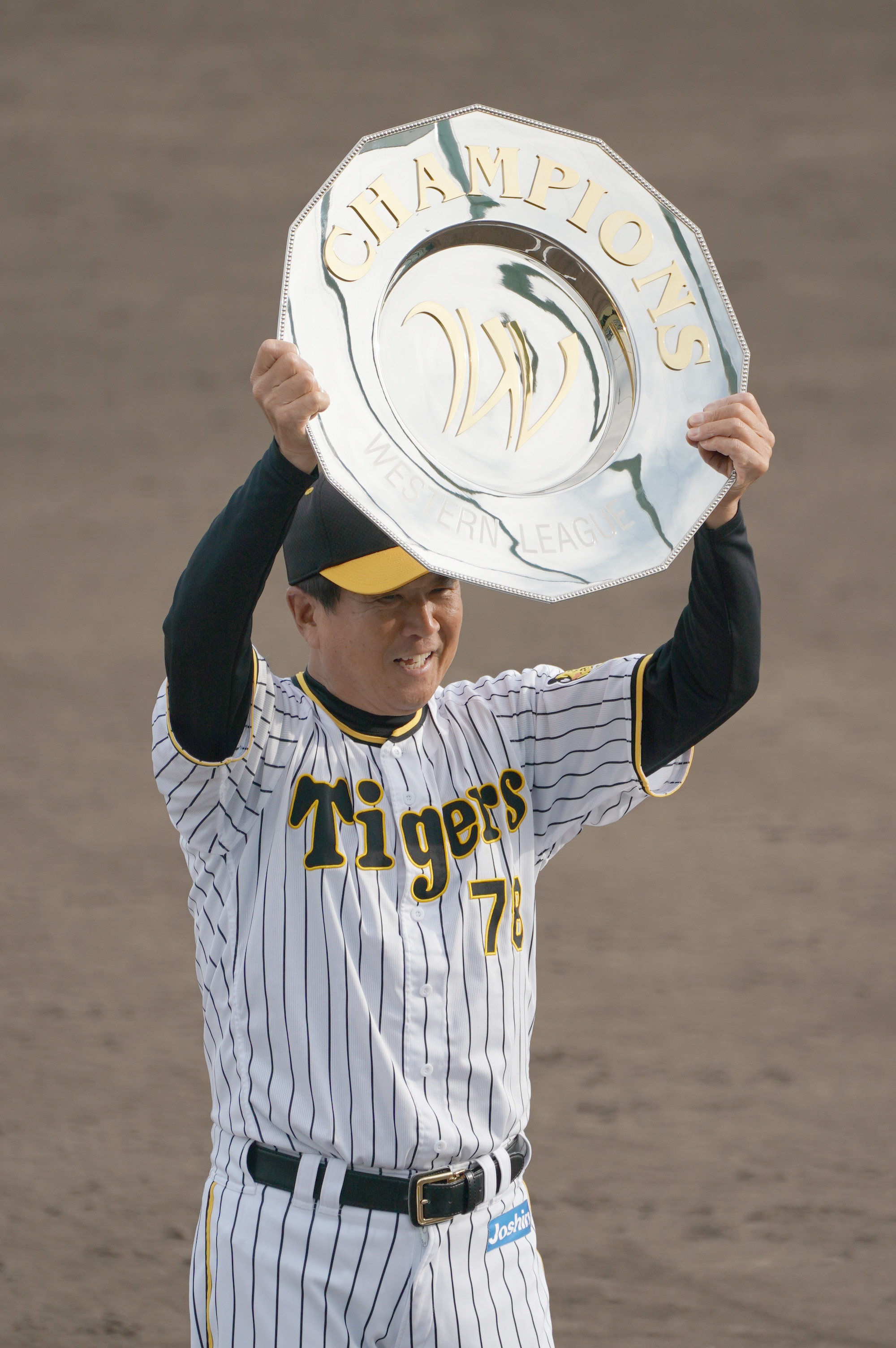 ２年連続ウエスタン リーグ優勝の阪神２軍にペナントとシャーレが届く サンスポ