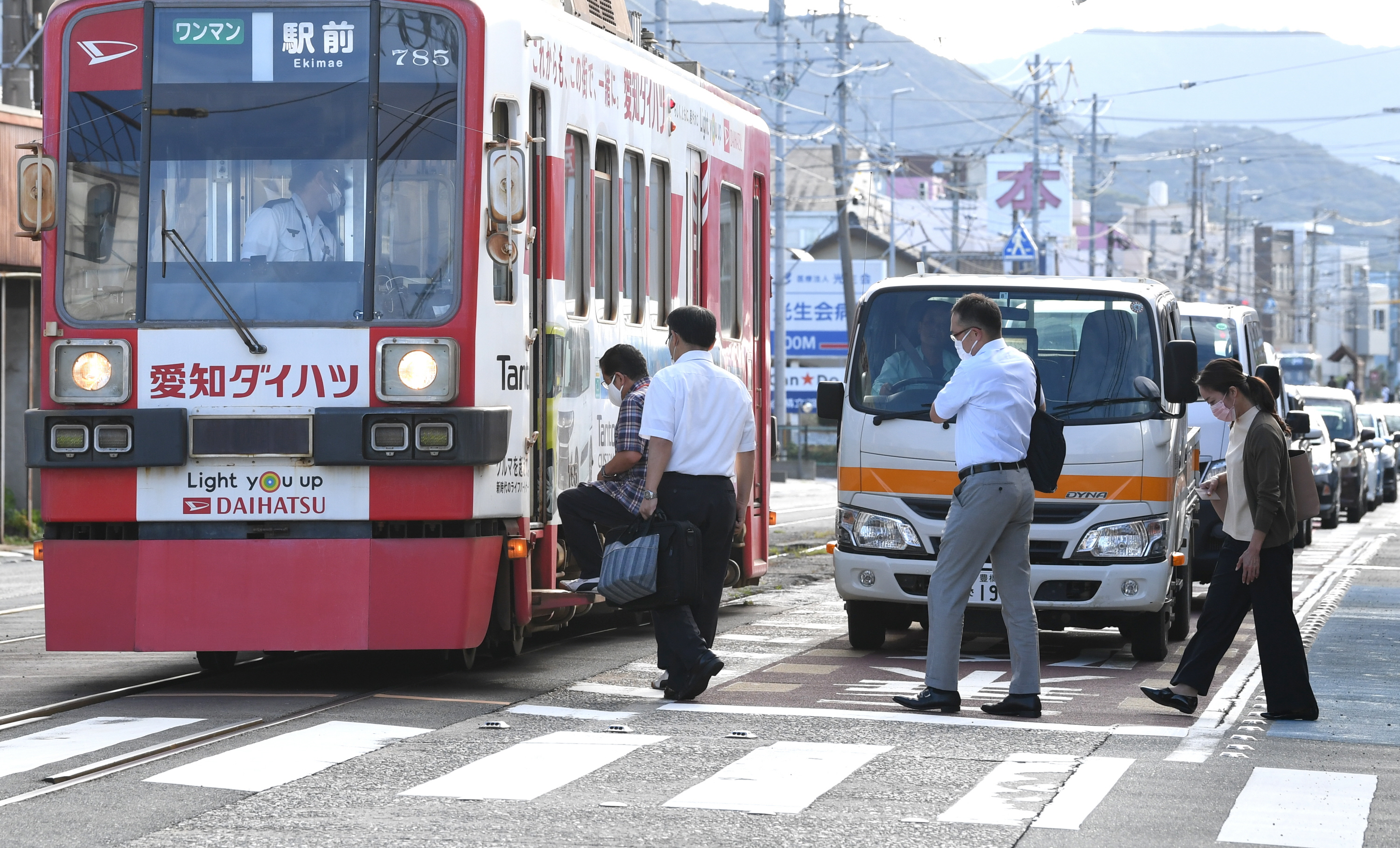 動画】【街行く路面電車】日本一の急カーブ 豊橋鉄道市内線（1/2ページ