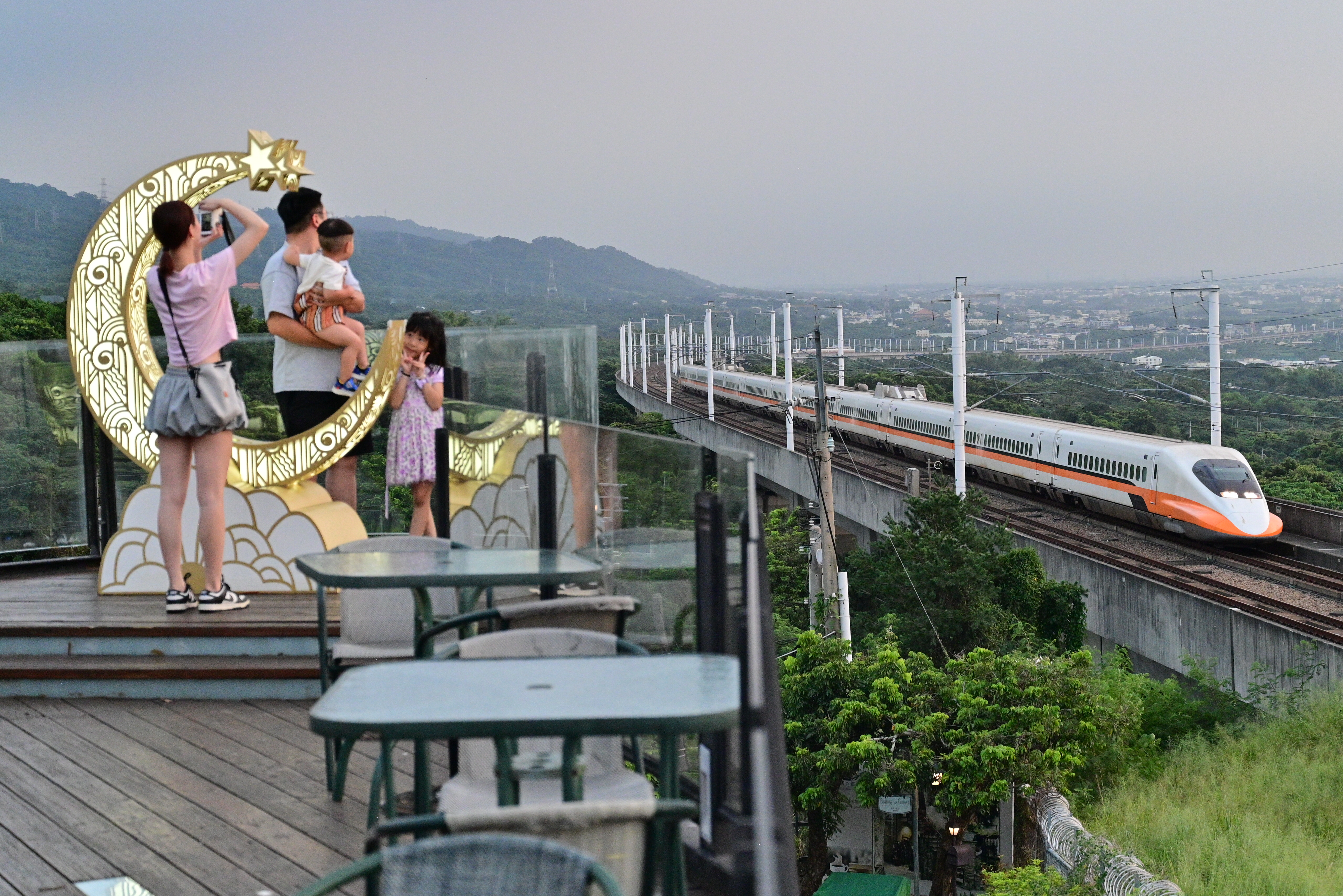 日本にありそうでない台湾の鉄道風景 高速鉄道、荷物車…懐かしさを体感