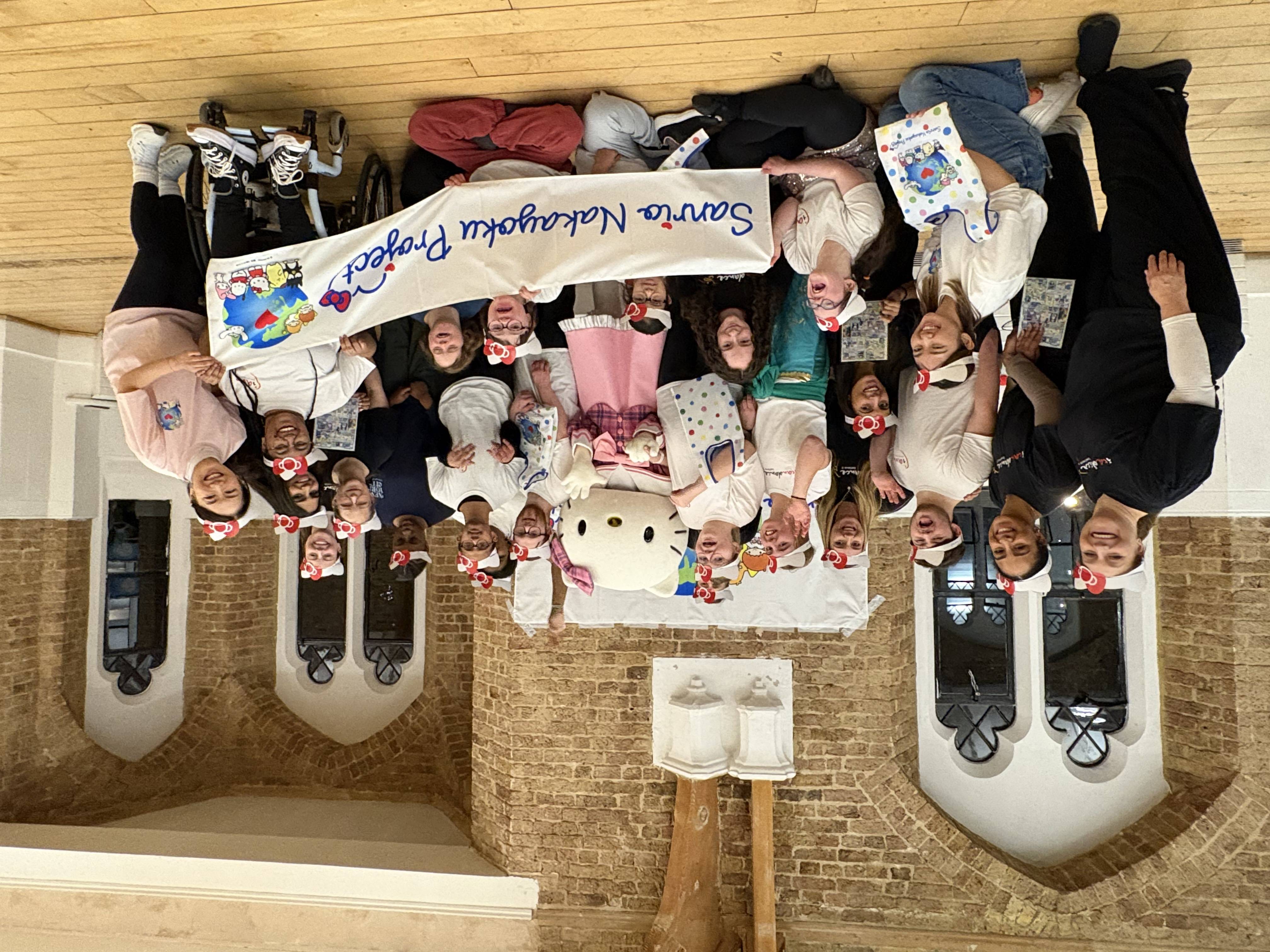 ハローキティ、ロンドンの子供たちと「なかよく」交流 ダンスで表現