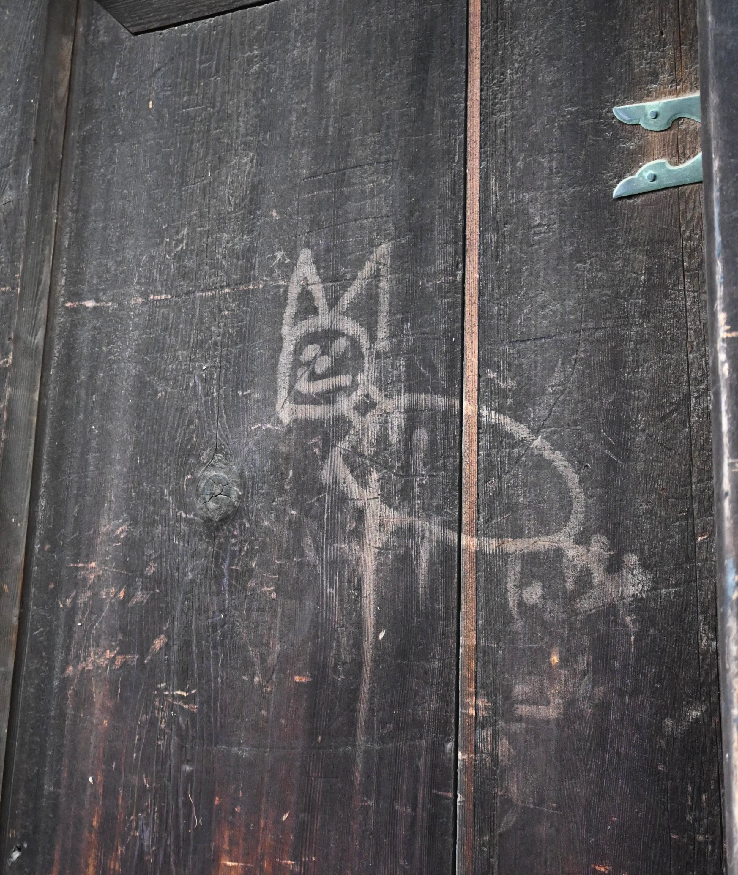 東大寺二月堂、猫のような落書きか 執事長「あってはならないこと