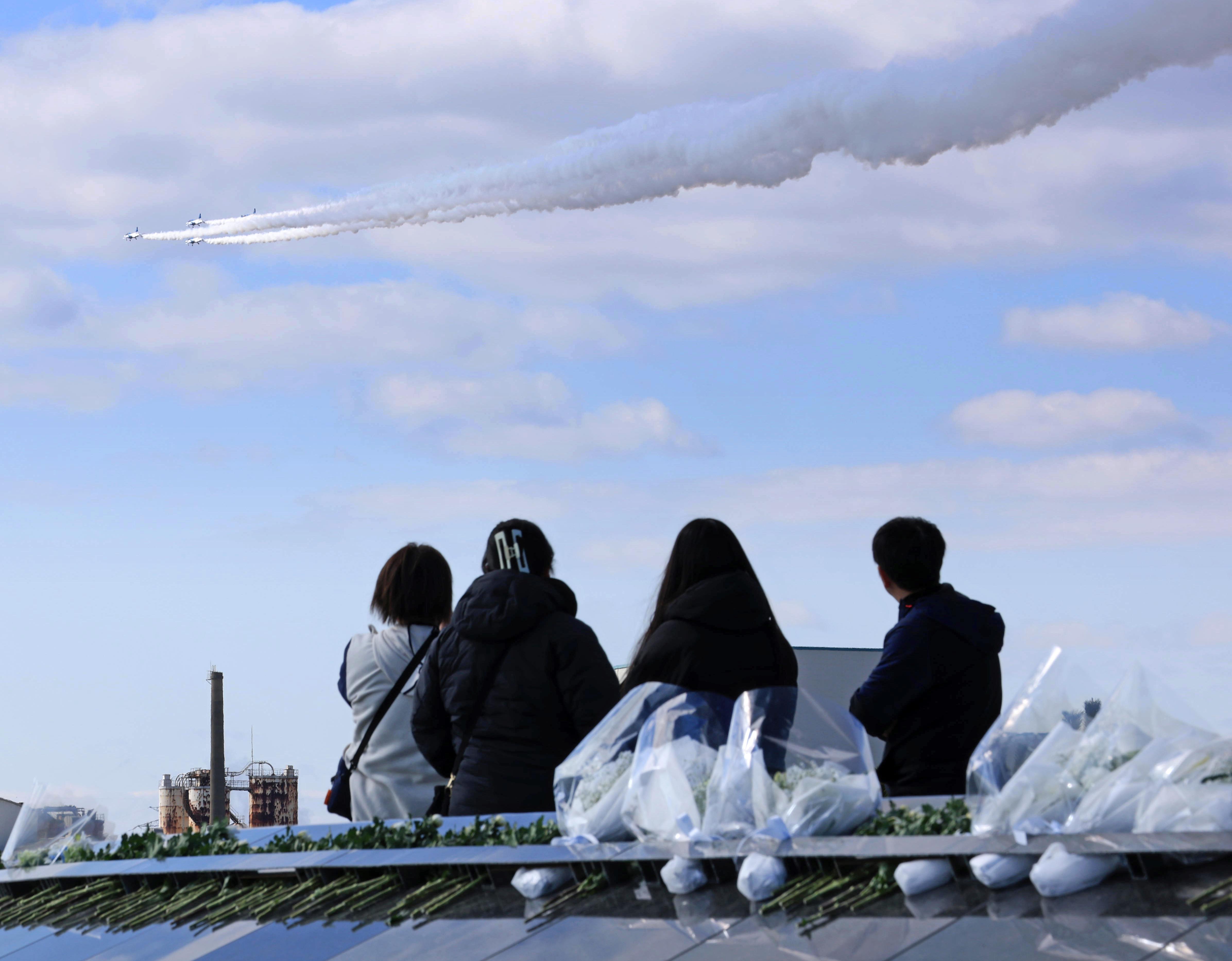 津波復興祈念公園上空に白いスモーク ブルーインパルス飛行、宮城