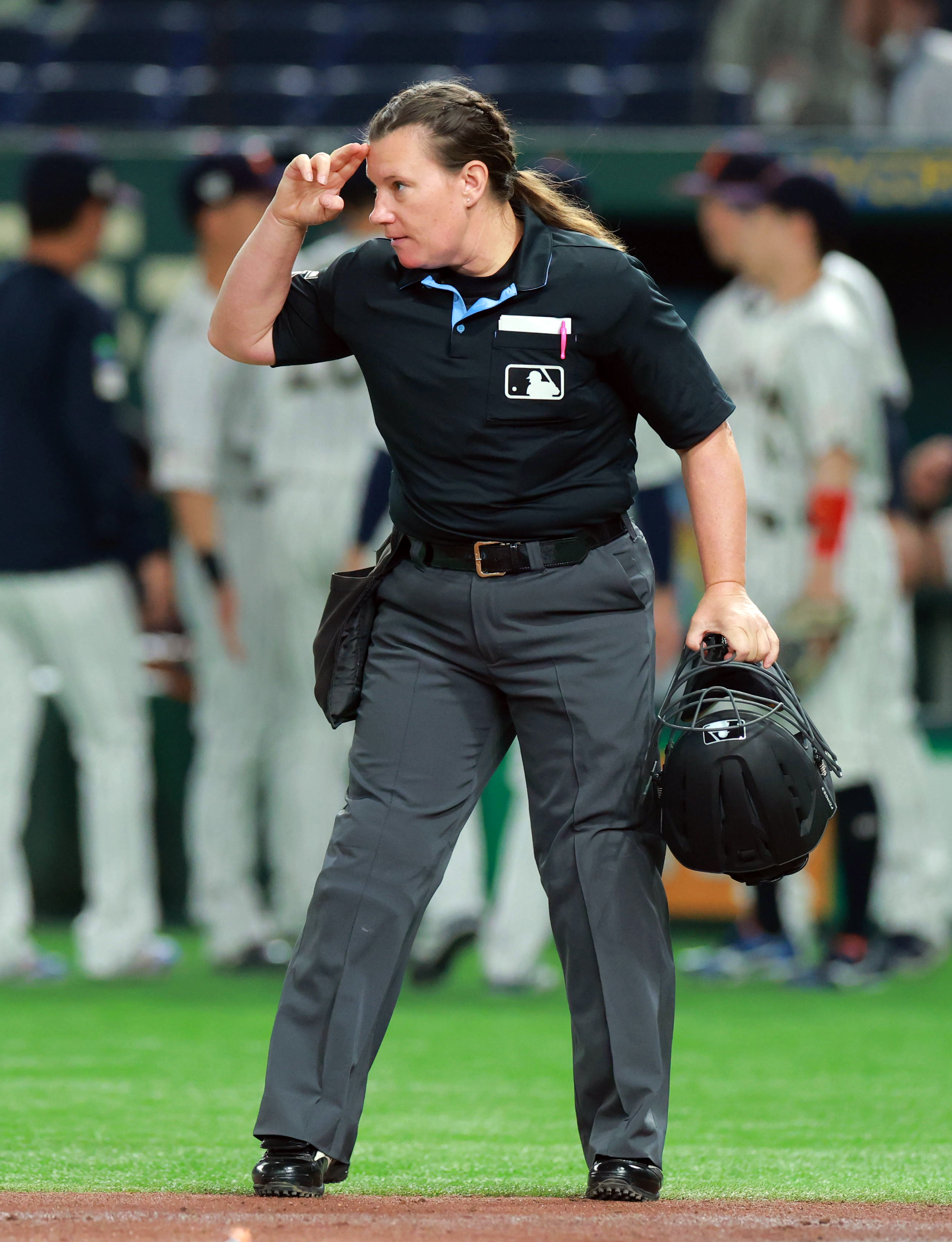 米大リーグ公式戦初の女性審判が日韓戦で球審 初来日で感動した日本食 