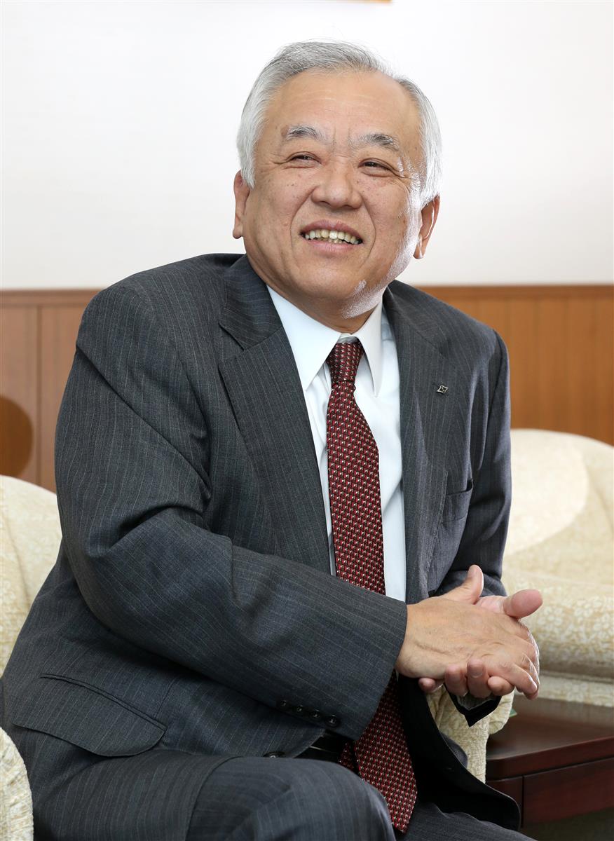 阪神・藤原オーナー、チャンピオンフラッグ届ける！現場主義徹底「肌身