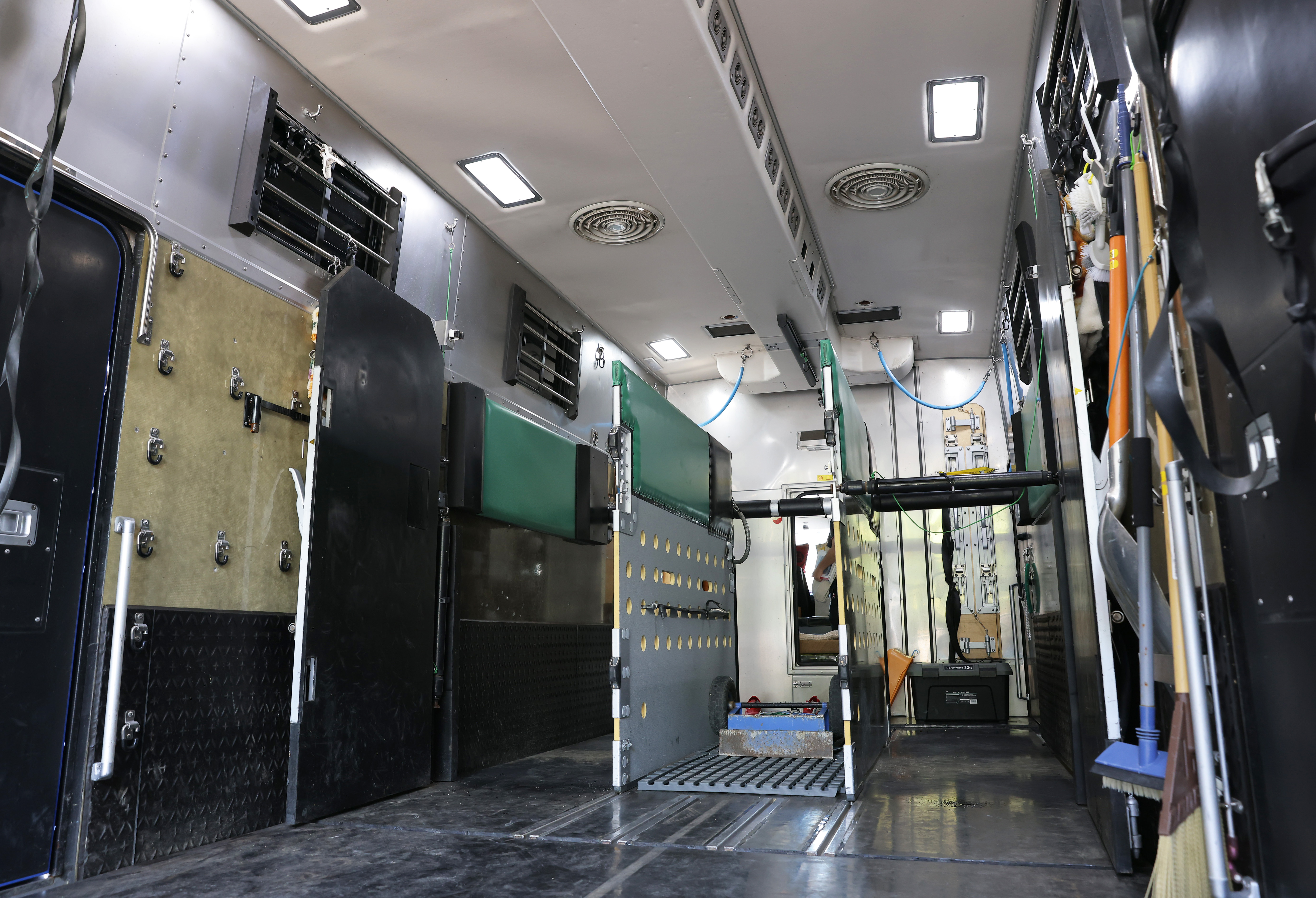 競馬開催に欠かせない縁の下の力持ち！進化が止まらない馬運車の