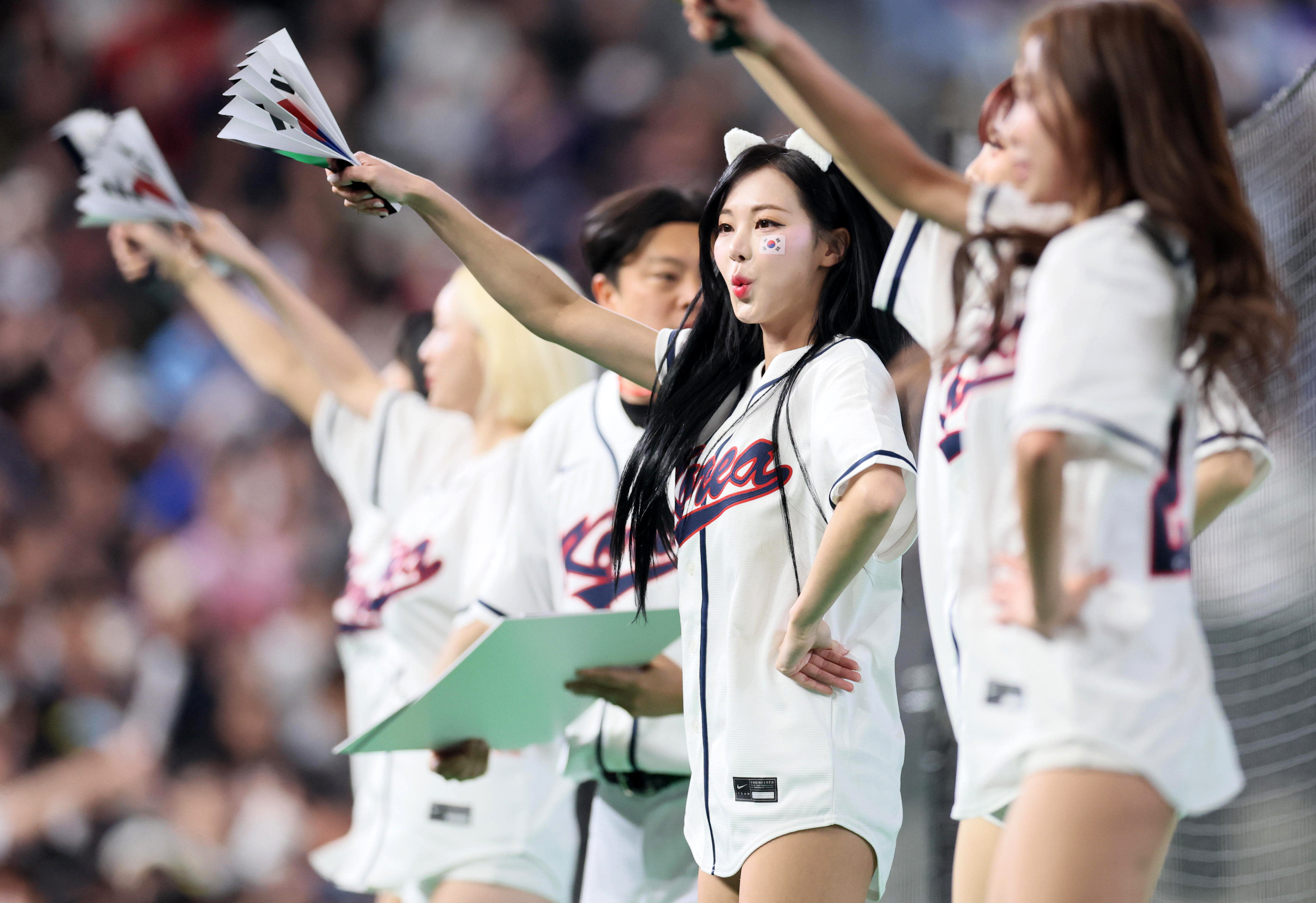 WBC侍ジャパン戦、左翼席に現れた韓国チアに熱視線 台湾チアに負けない