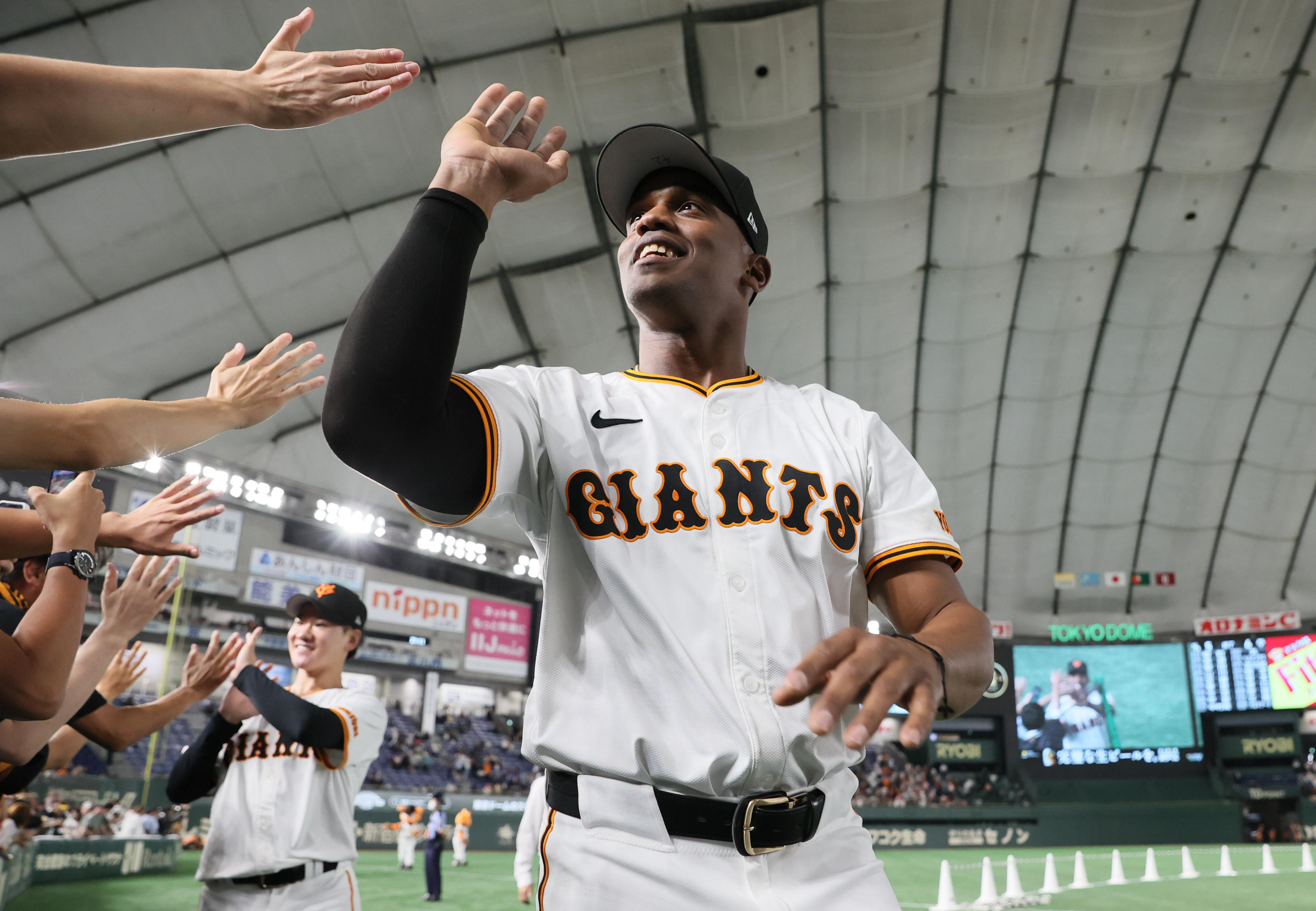 巨人・ヘルナンデスが来日1号3ラン！ 岡本10号V弾で5点差鷹を