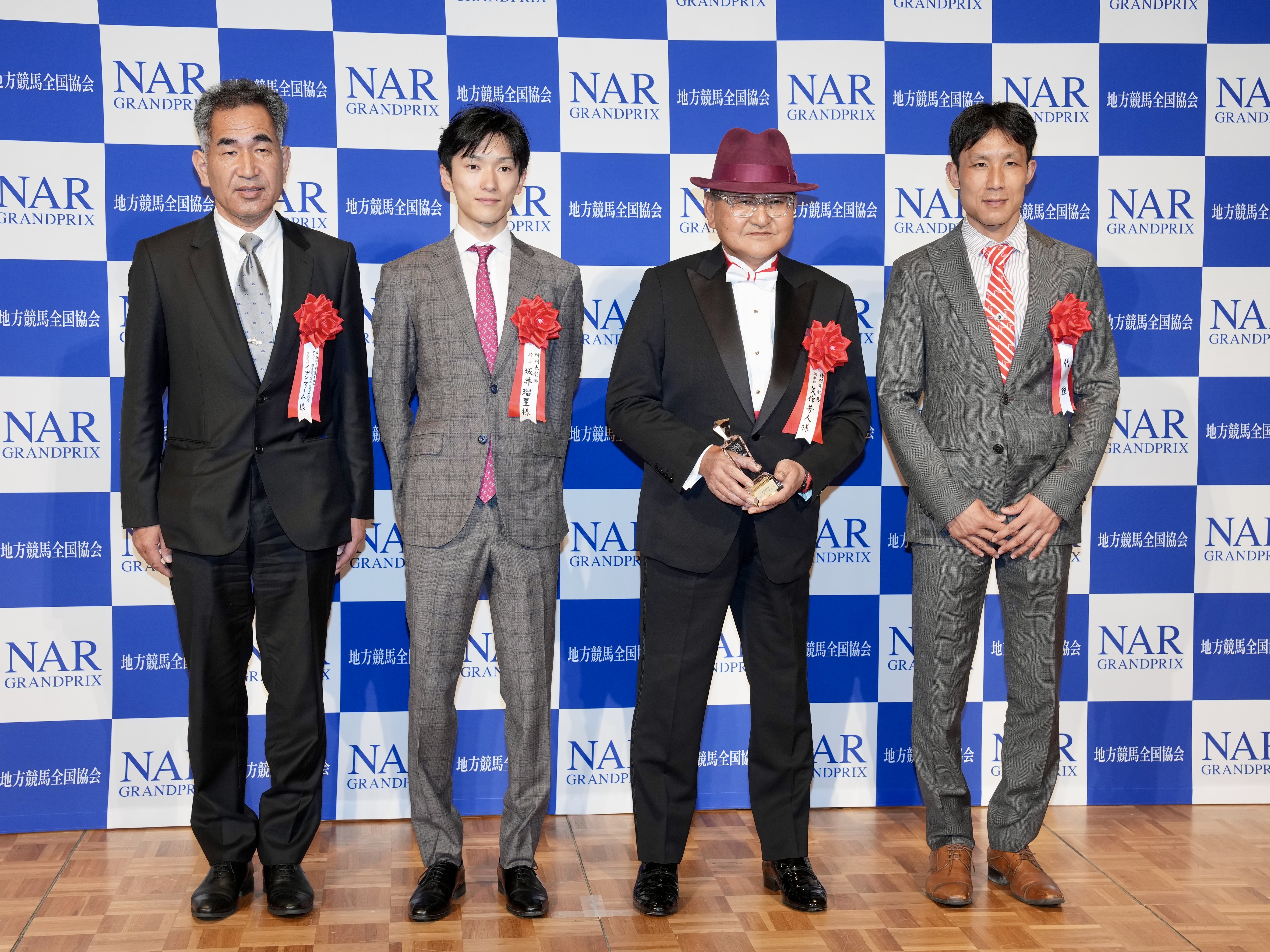 NARグランプリ2025表彰式】フォーエバーヤングが特別表彰馬に 矢作師