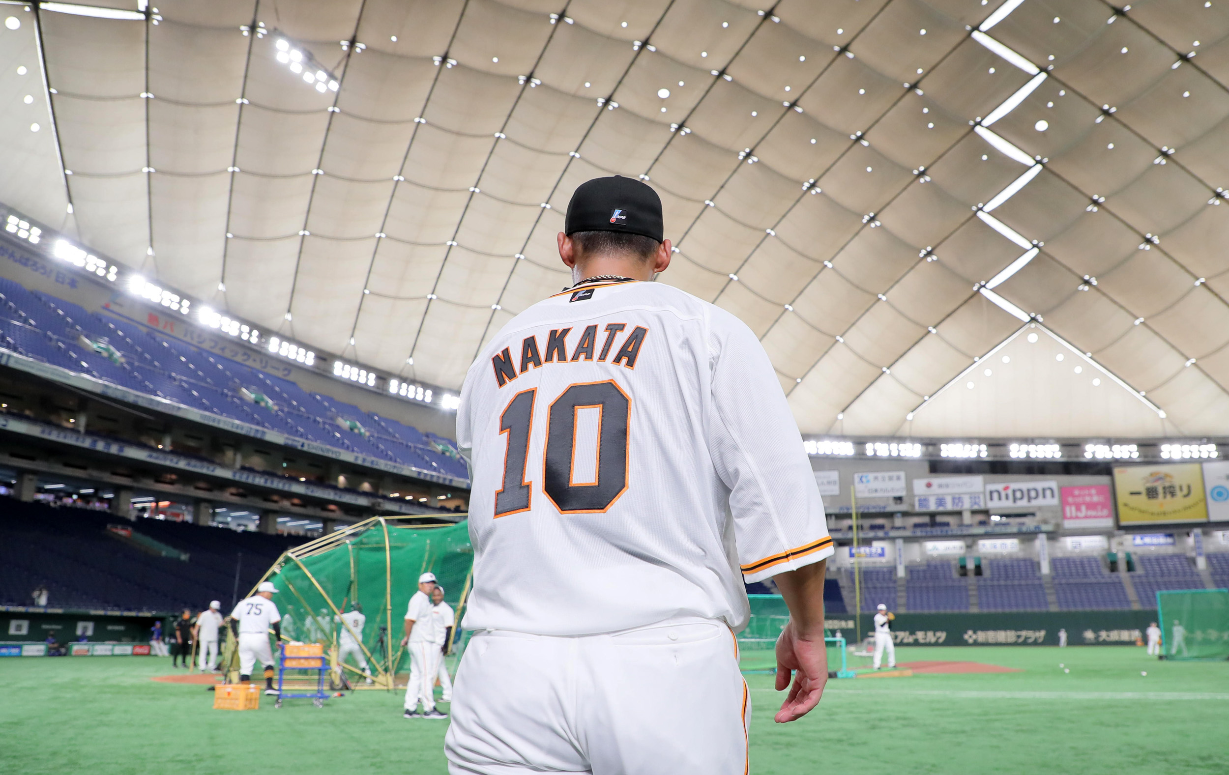 巨人にトレードの中田翔、黒髪＆スーツで再出発 21日に新天地