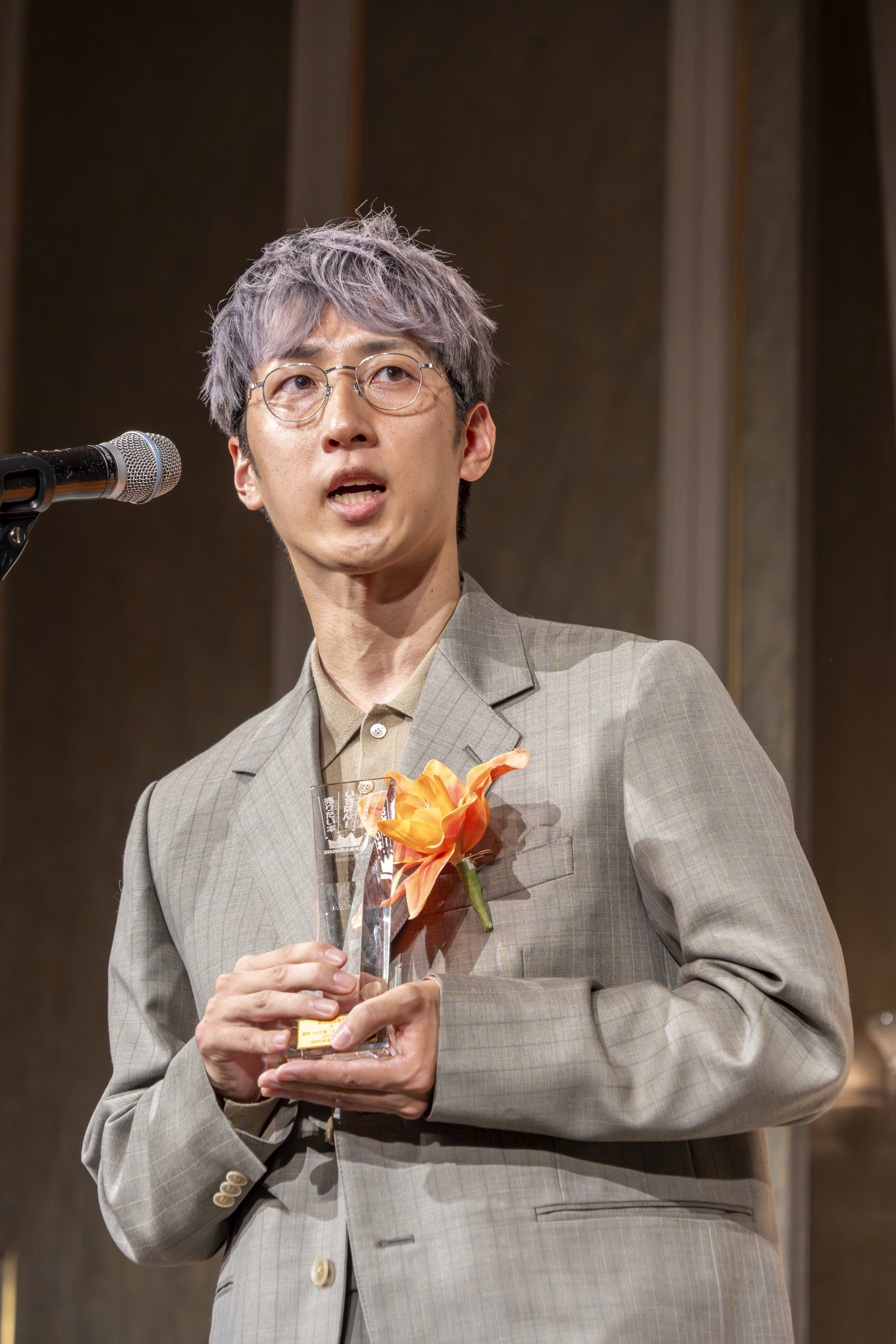 自らの〝極北〟書き切る覚悟 『イン・ザ・メガチャーチ』で本屋大賞