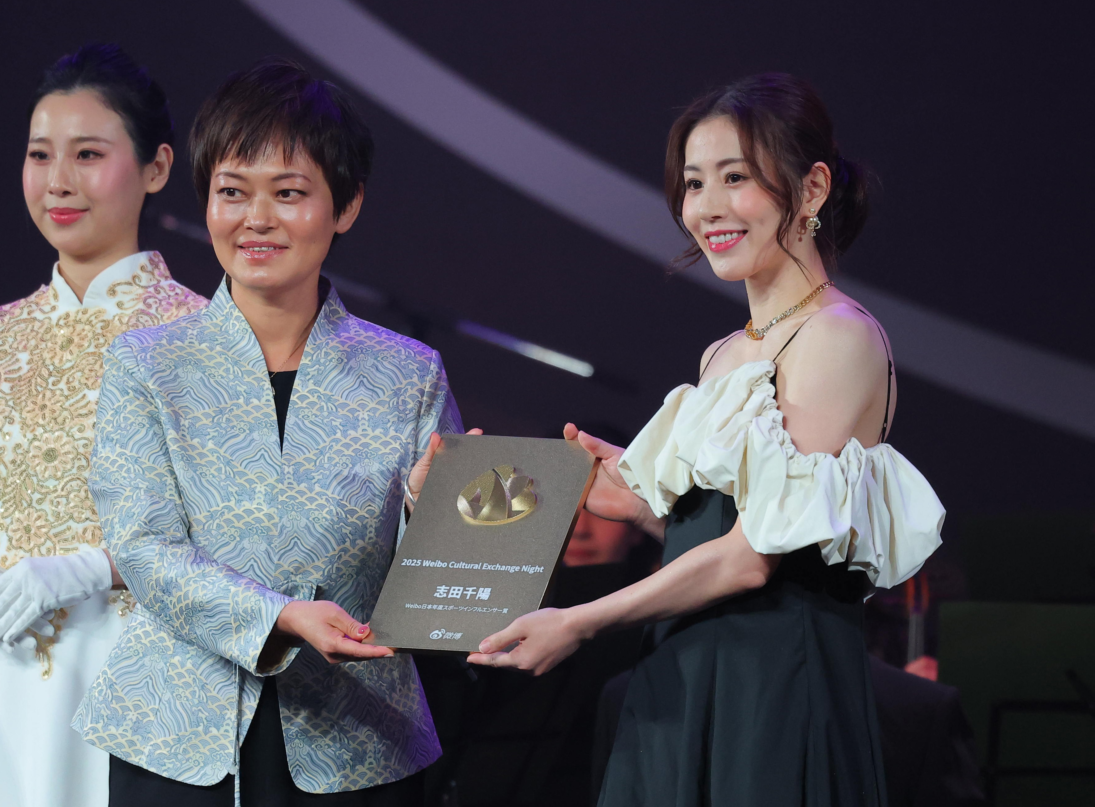 志田千陽、微博（ウェイボー）主催イベントで表彰 両肩露出の衣装で