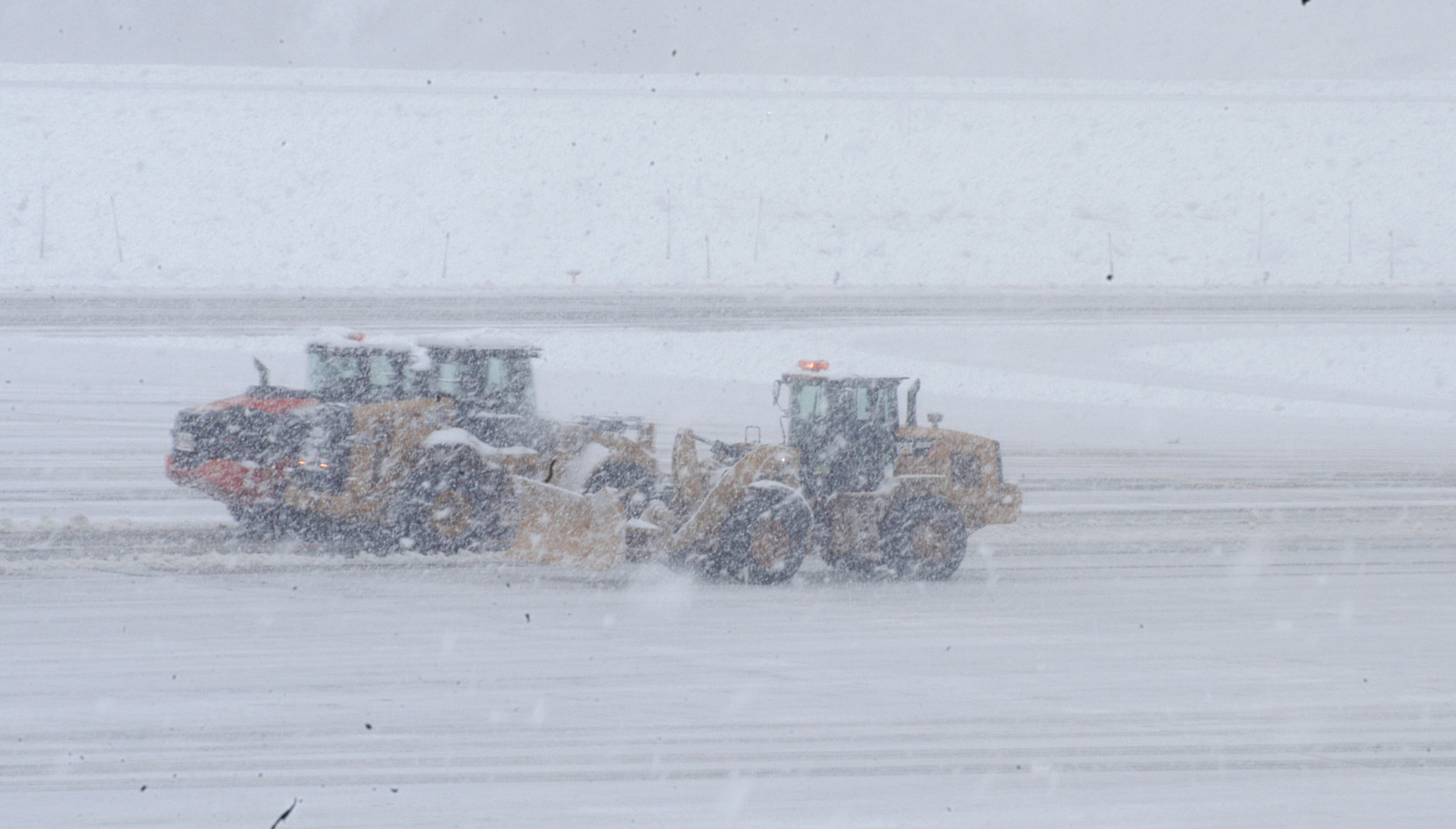 冬本番、青森空港除雪隊「ホワイトインパルス」出動 「見る人に衝撃