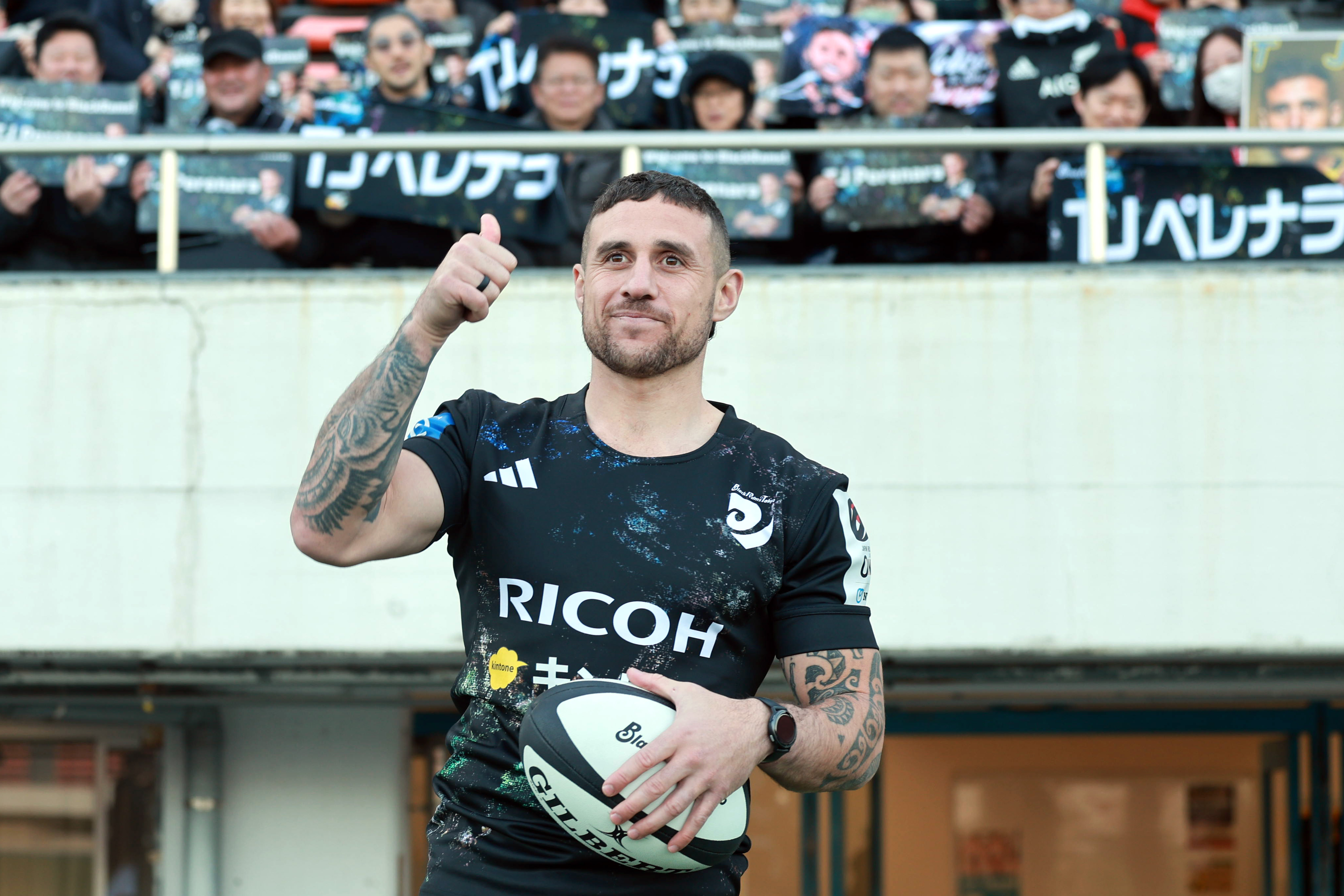 ラグビー　Hurricanes TJペレナラ選手サイン入りジャージ サイズM ラグビー Hurricanes TJペレナラ選手サイン入りジャージ サイズM