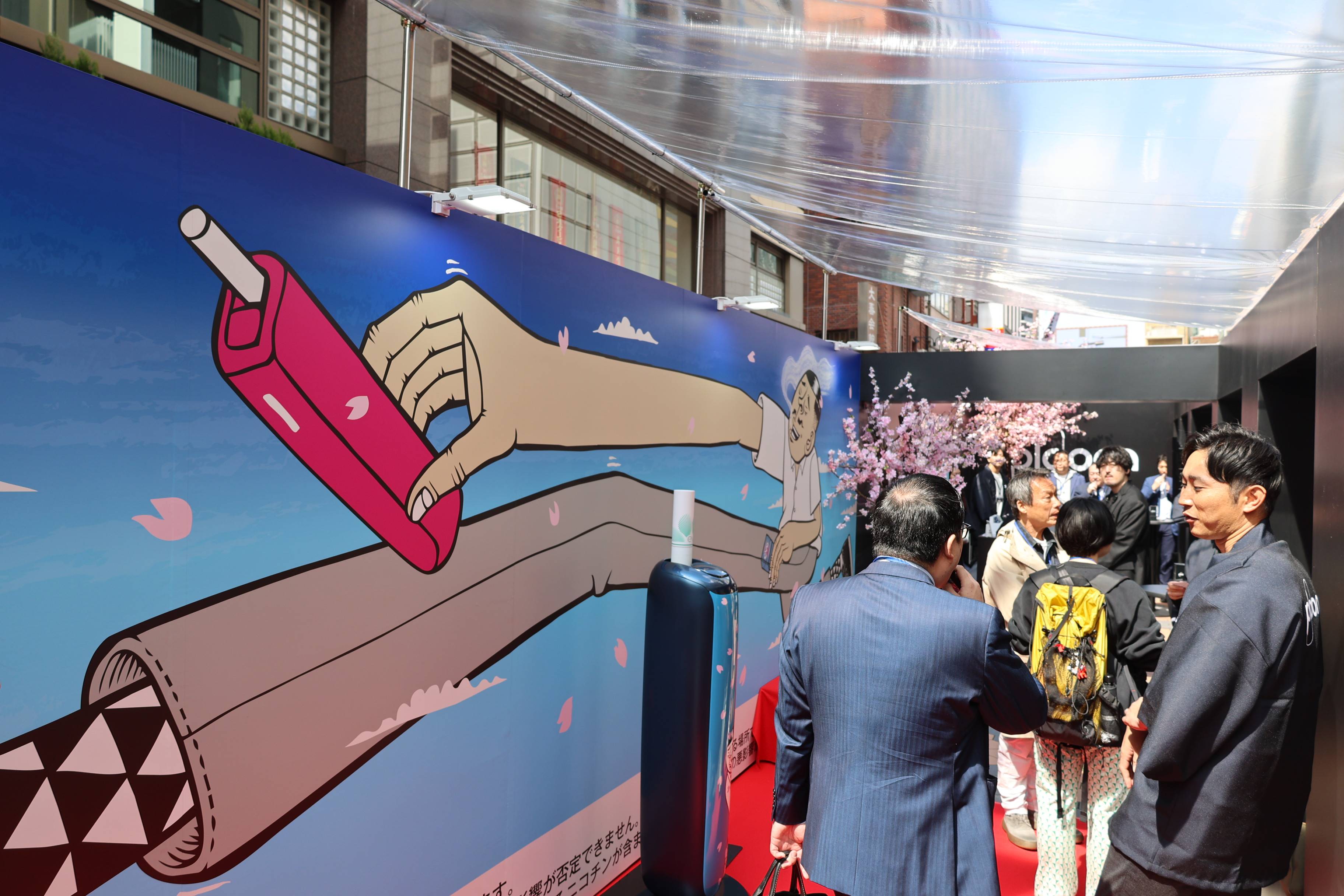 JT、浅草六区に〝桜満開〟の喫煙ラウンジ「粋な文化を楽しんで