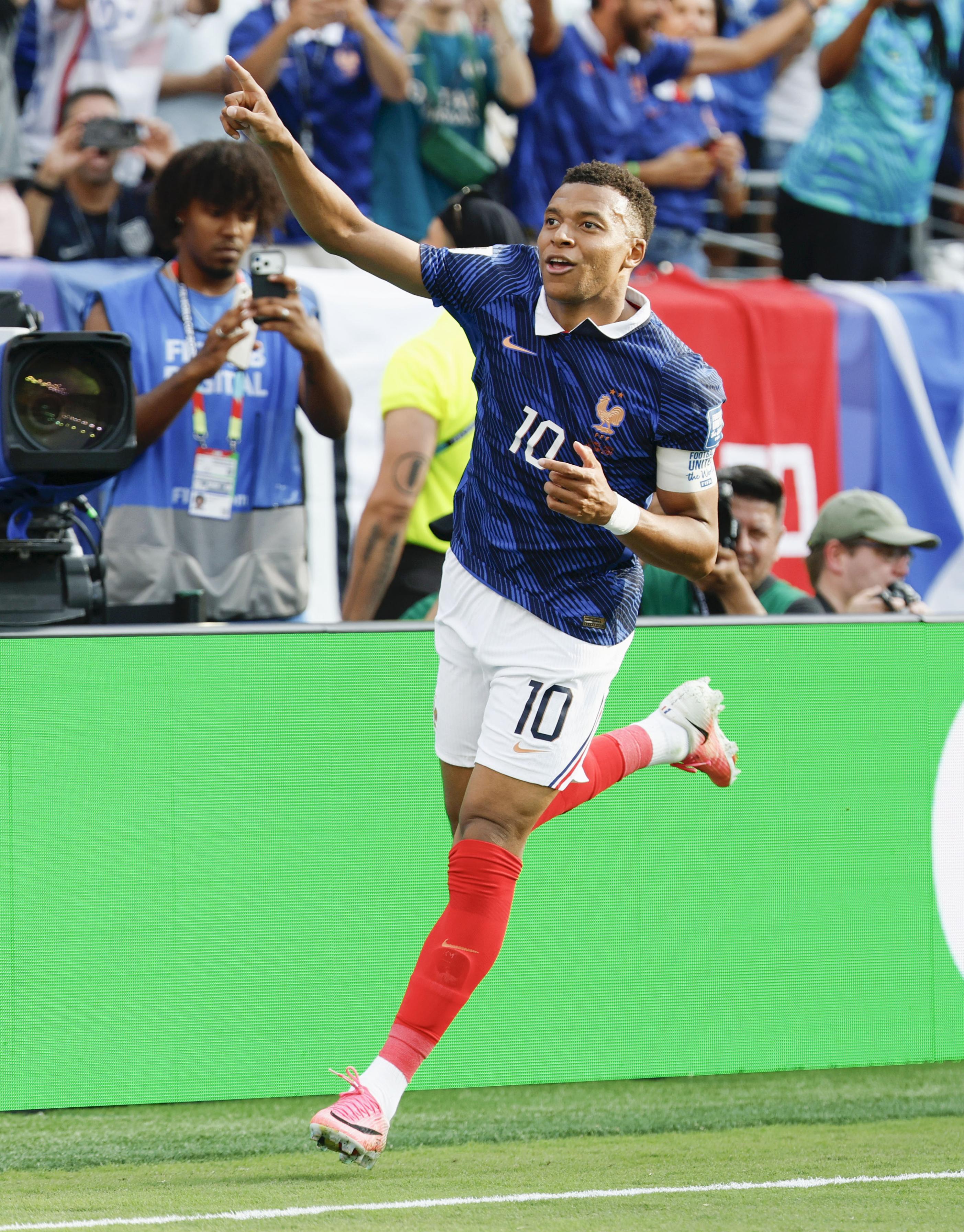 フランスメッシサッカー PZBMNNGJ5JNEHPECUTCVHARZUQ.jpg