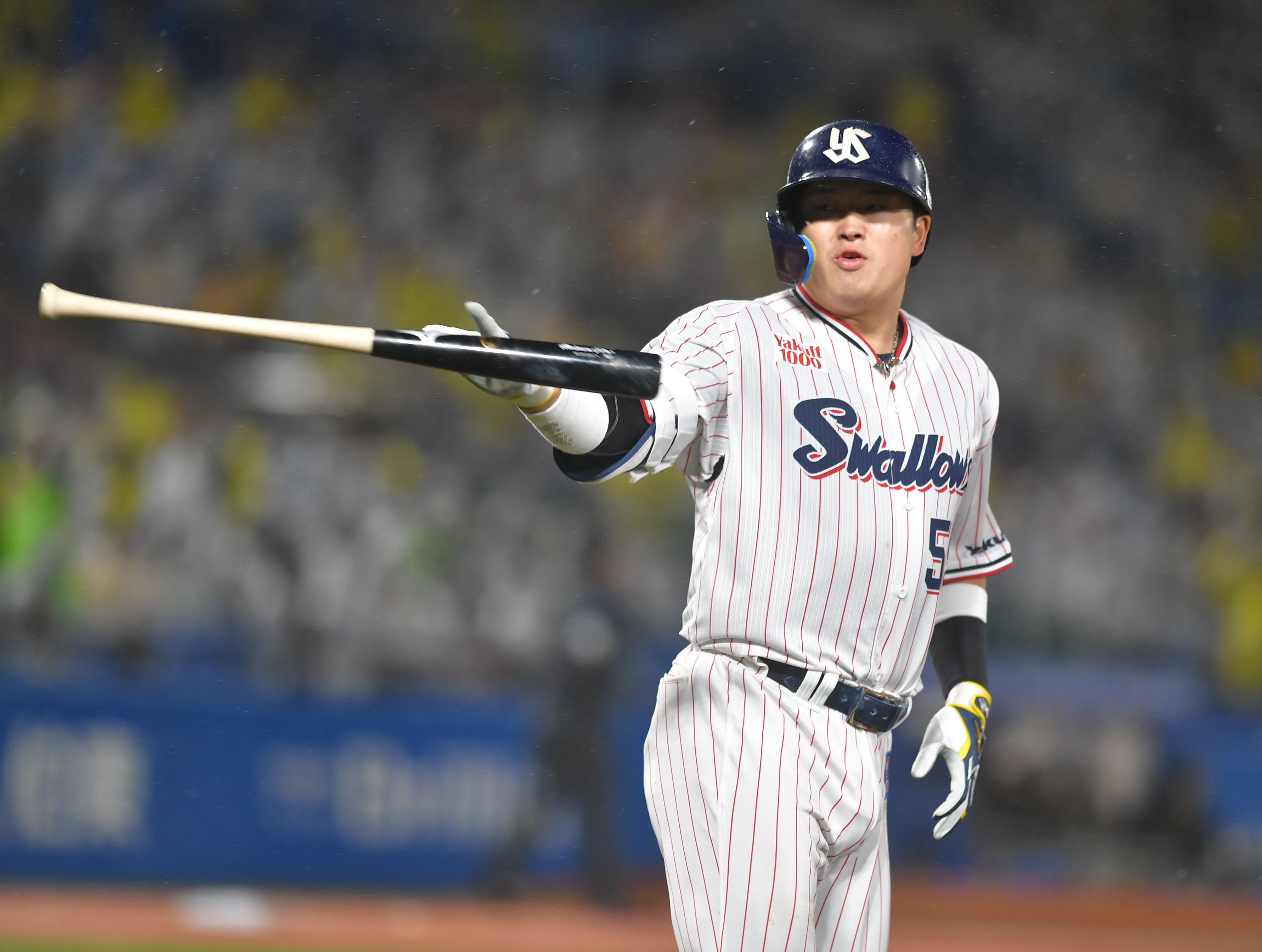 エポック ワン【村上宗隆】CS初アーチとなる逆転2ラン(22.10.13) ヤクルト・村上宗隆がCS初安打となる逆転弾 - サンスポ