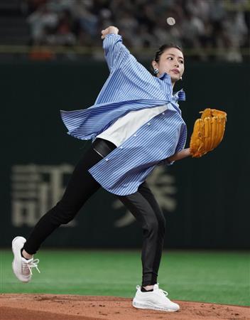 石原さとみ、始球式で「ノールック投法」披露！ - サンスポ
