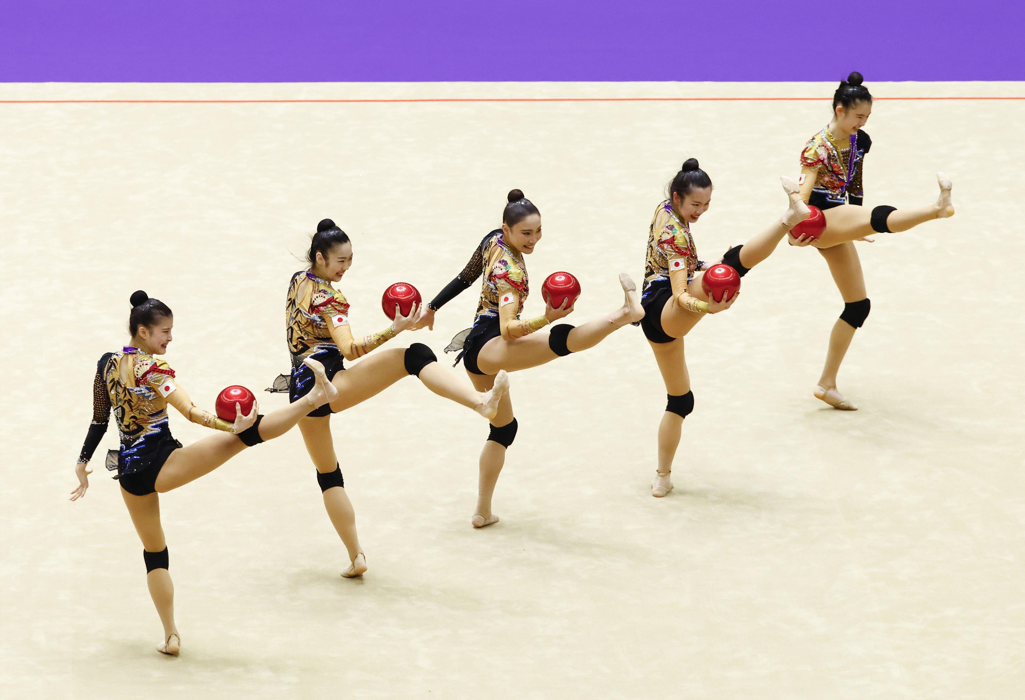 新体操の団体日本代表、目標は優勝 アジア大会会場で演技（写真・画像