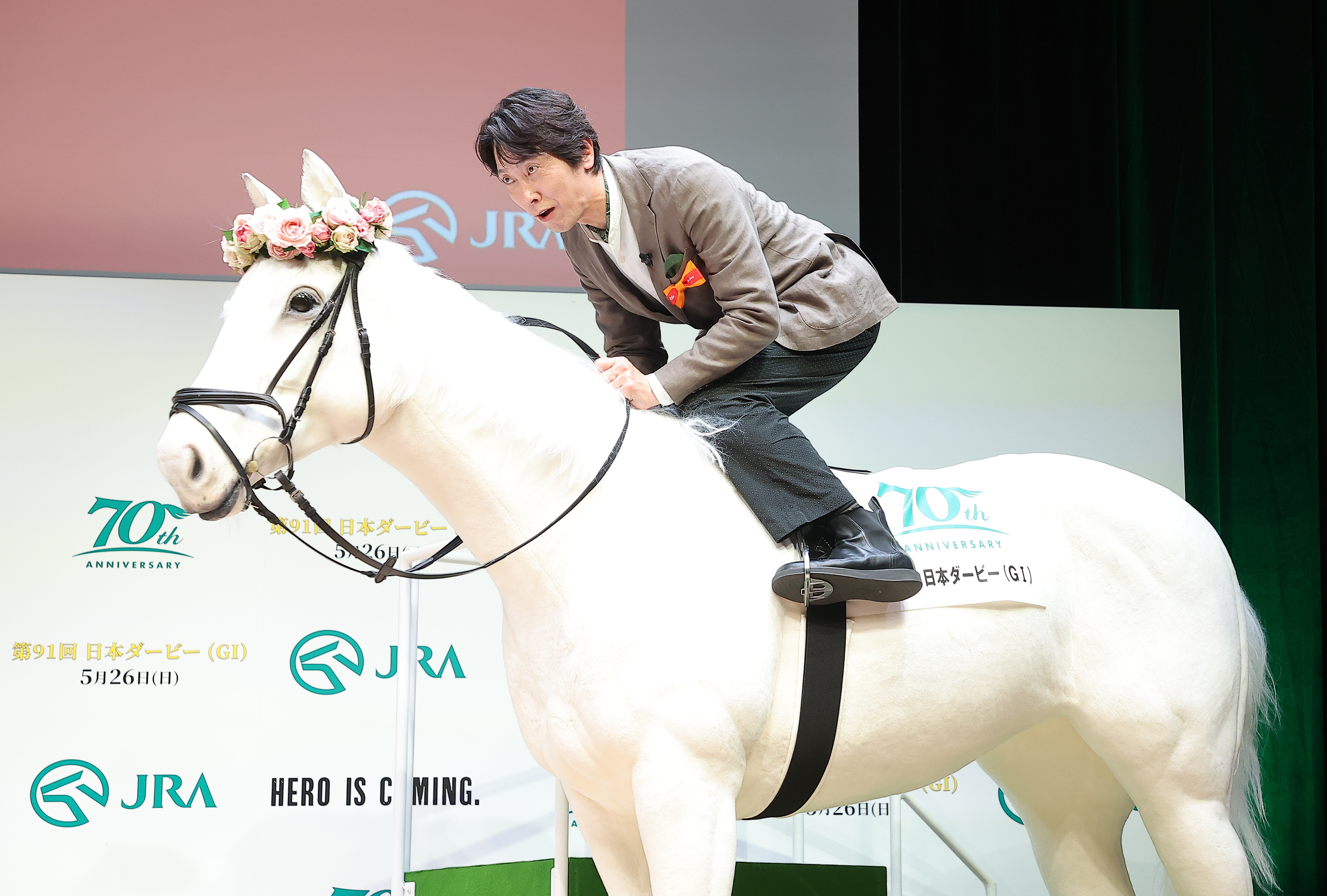 r*y様 ✪Rutebo✪ お馬さん1 佐々木蔵之介が白馬ロボットに騎乗 武豊も「かっこいい」と絶賛 - サンスポ