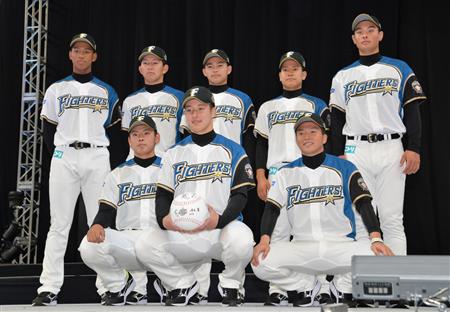 日本ハムD1位・吉田、佑と初対面！背番号「18」の先輩から握手（1