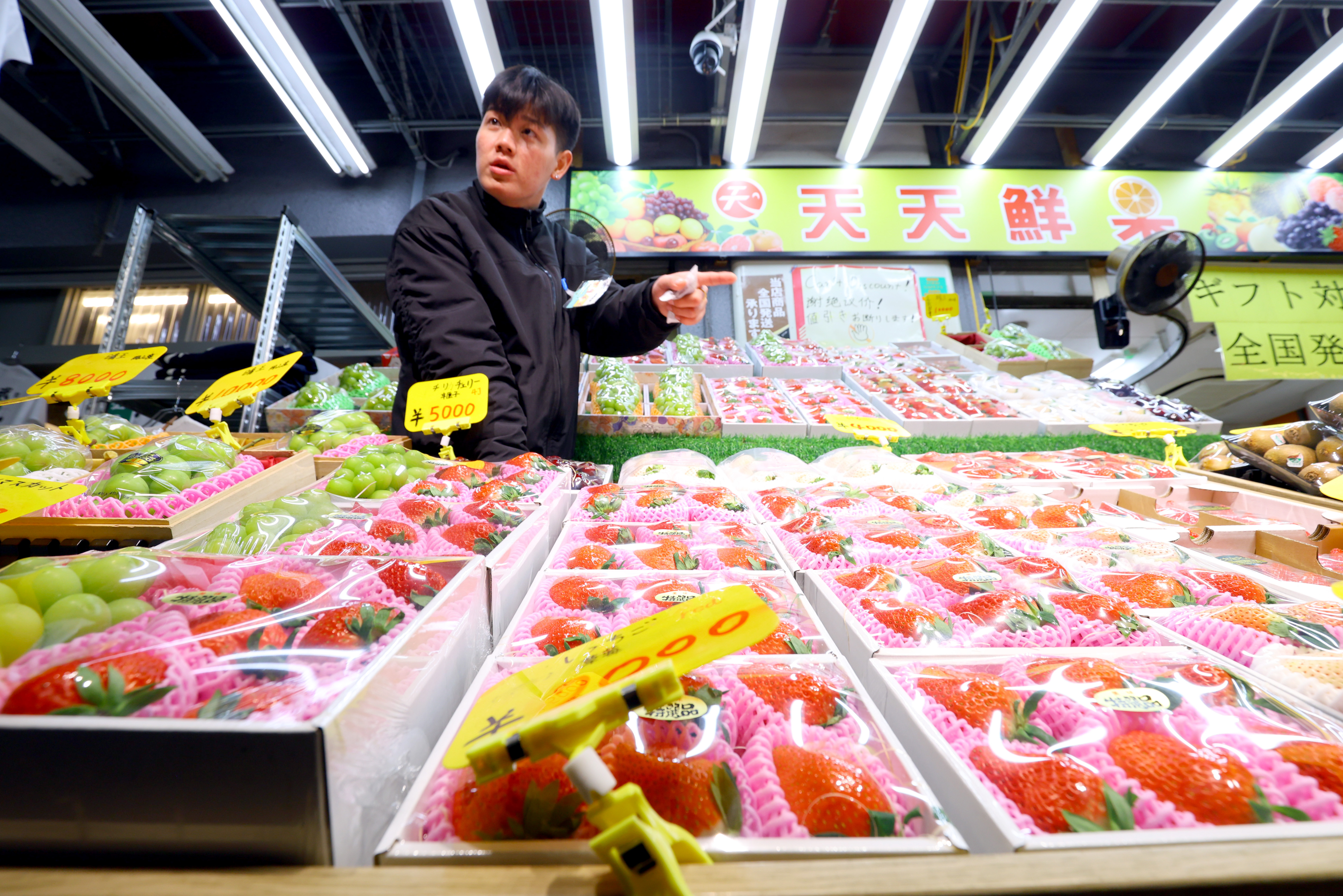 動画】年の瀬の「アメ横」正月の買い物客と観光客で賑わい 外国人が