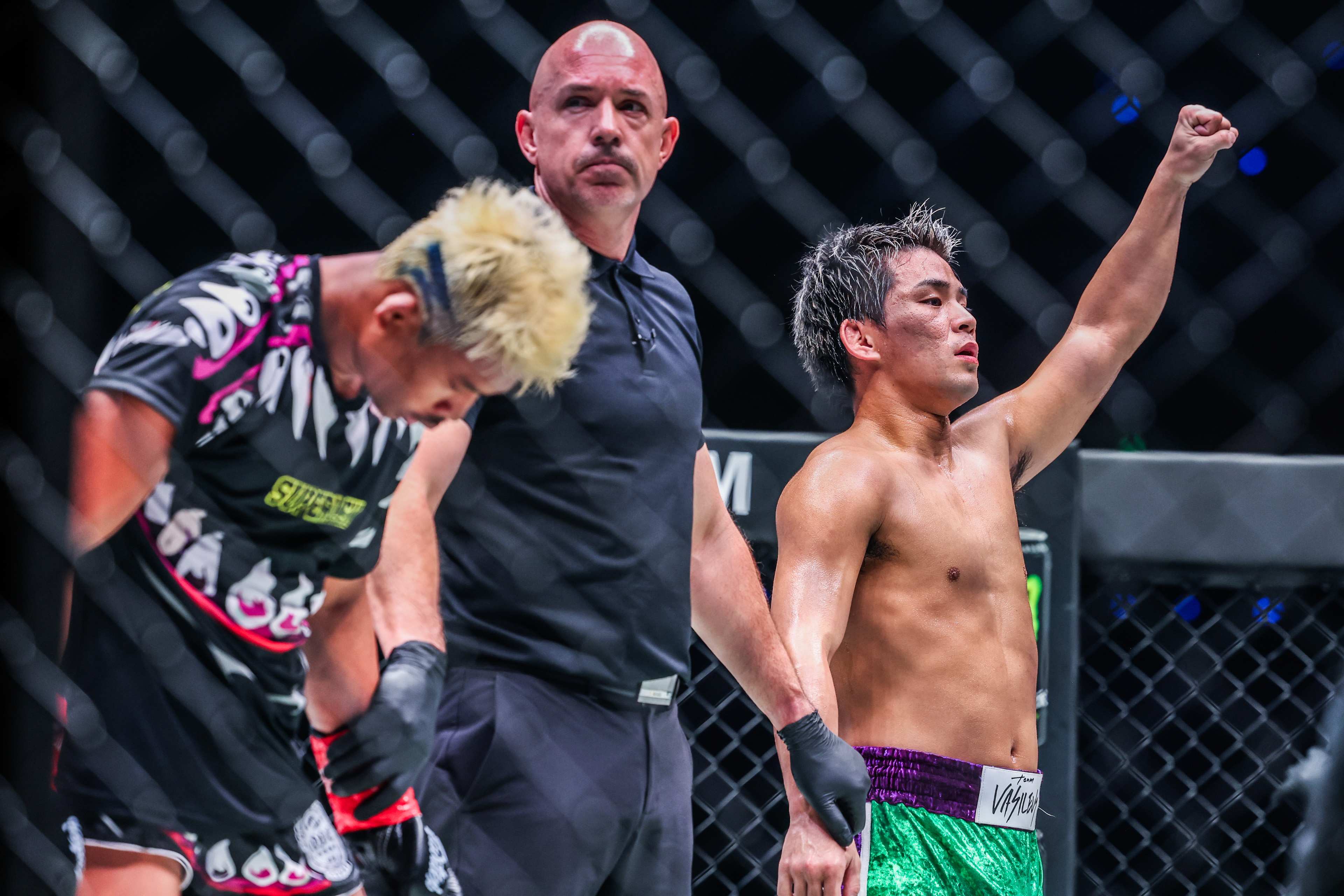 ONE173】元K-1王者の与座優貴、難敵スーパーレックを撃破 涙を浮かべ