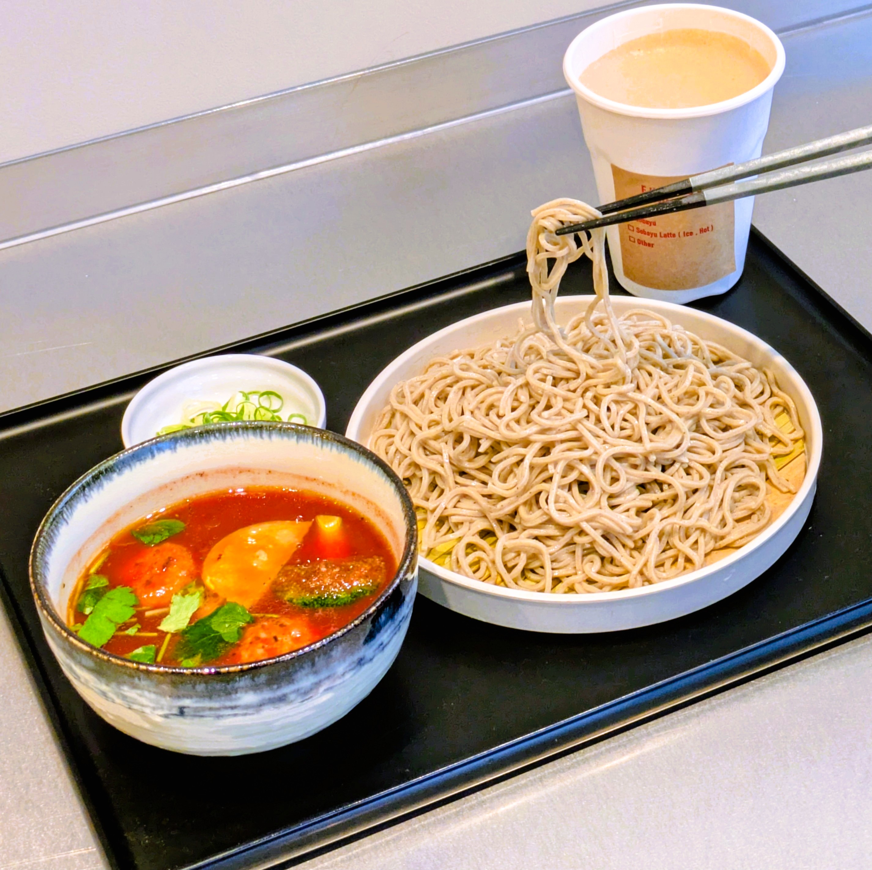 十割そばをグルテンフリーの健康食に デパートがカフェスタイルで誘致