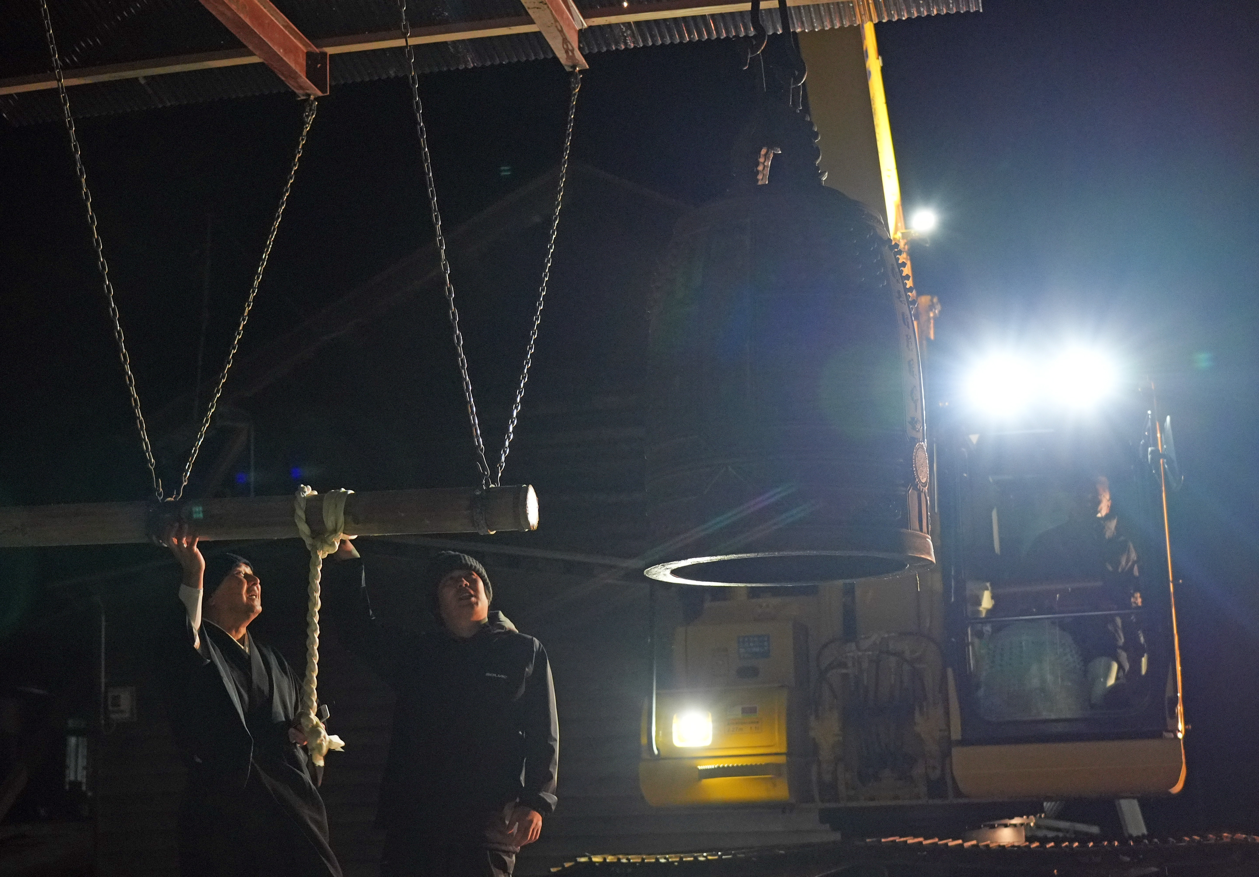 復興の音色響く 重機に吊らされた「除夜の鐘」 石川・珠洲 - 産経ニュース