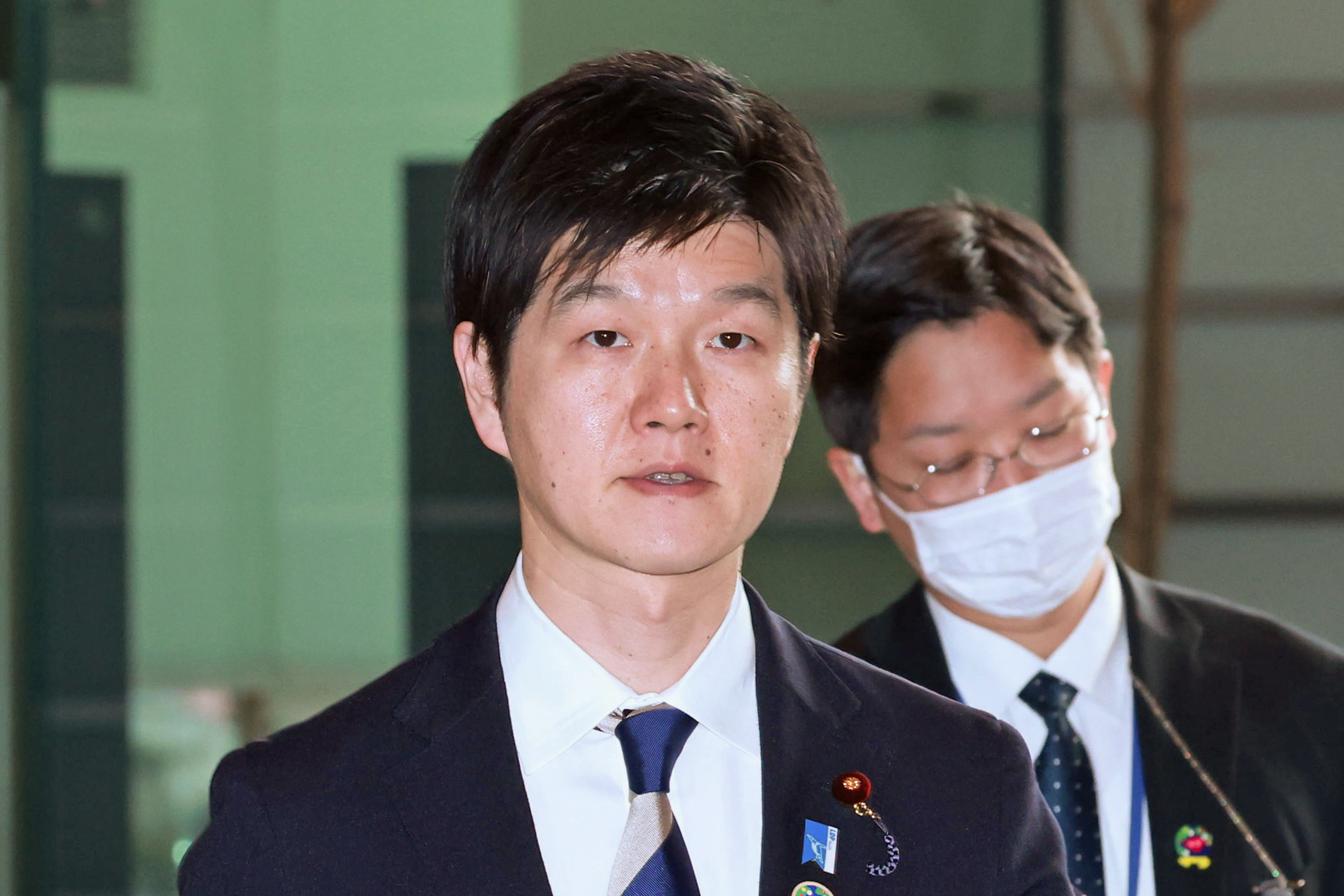 競馬好きの鈴木憲和農水相「大臣は馬券を買えない」 法律で購入禁止の