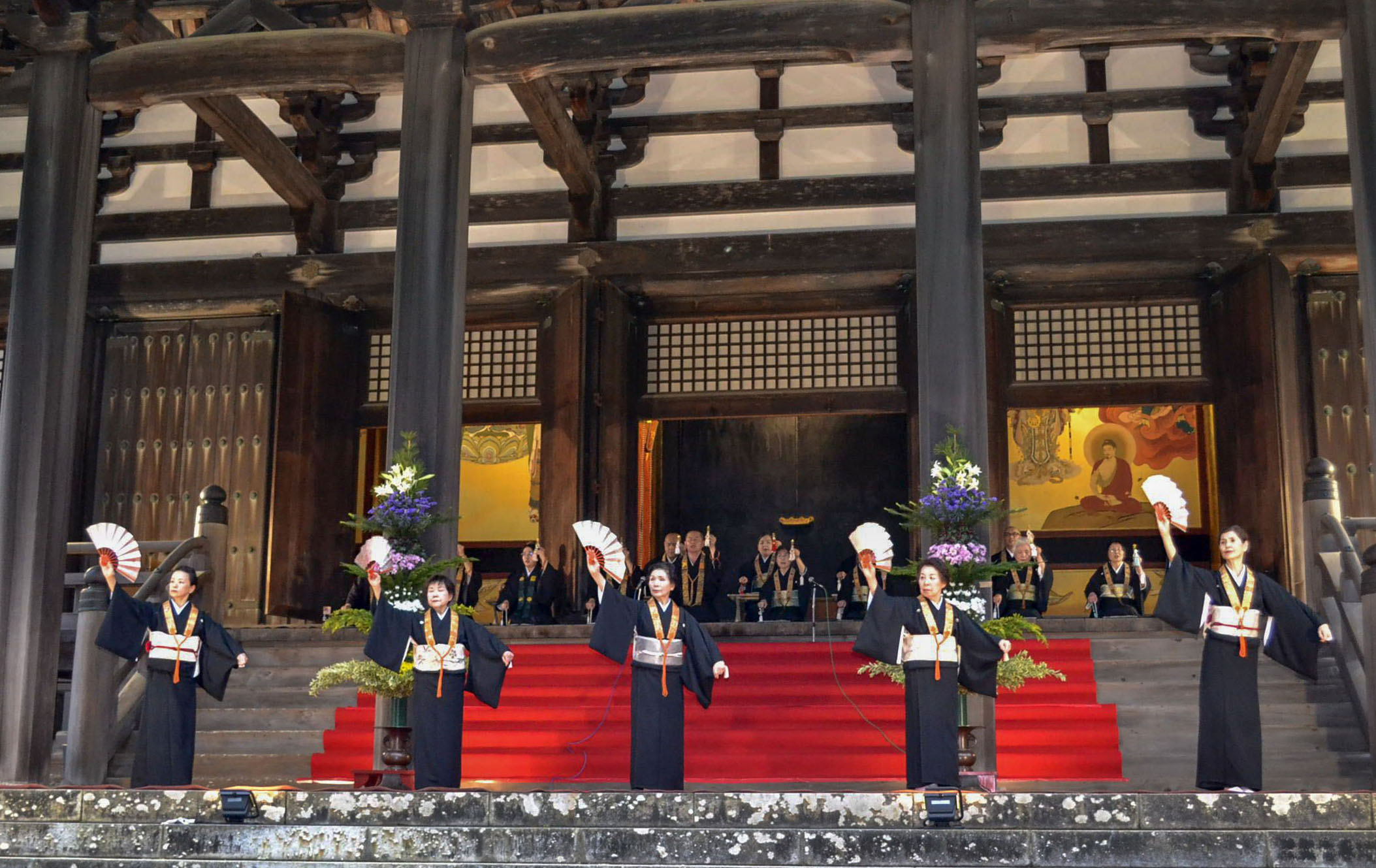 弘法大師に感謝「御逮夜」 和歌山、高野山の壇上伽藍 花とろうそくで