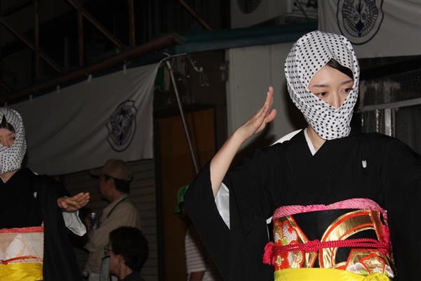 美人の里を行く】夜を彩る秋田美人 行く夏を惜しむ毛馬内の盆踊り
