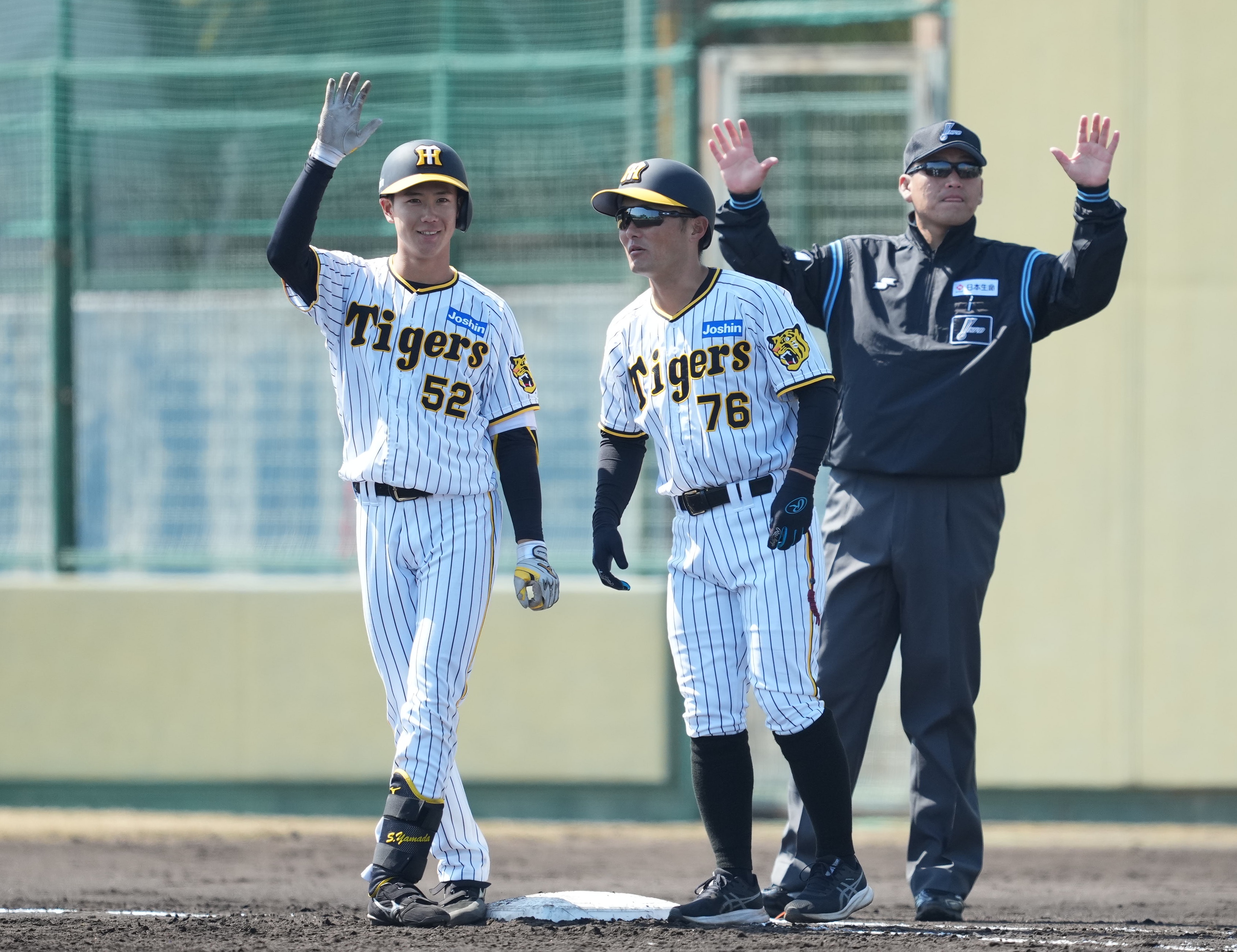 100%正規品 阪神D3位・山田脩也、公式戦初安打含む3出塁デビュー 虎弟 応援グッズ