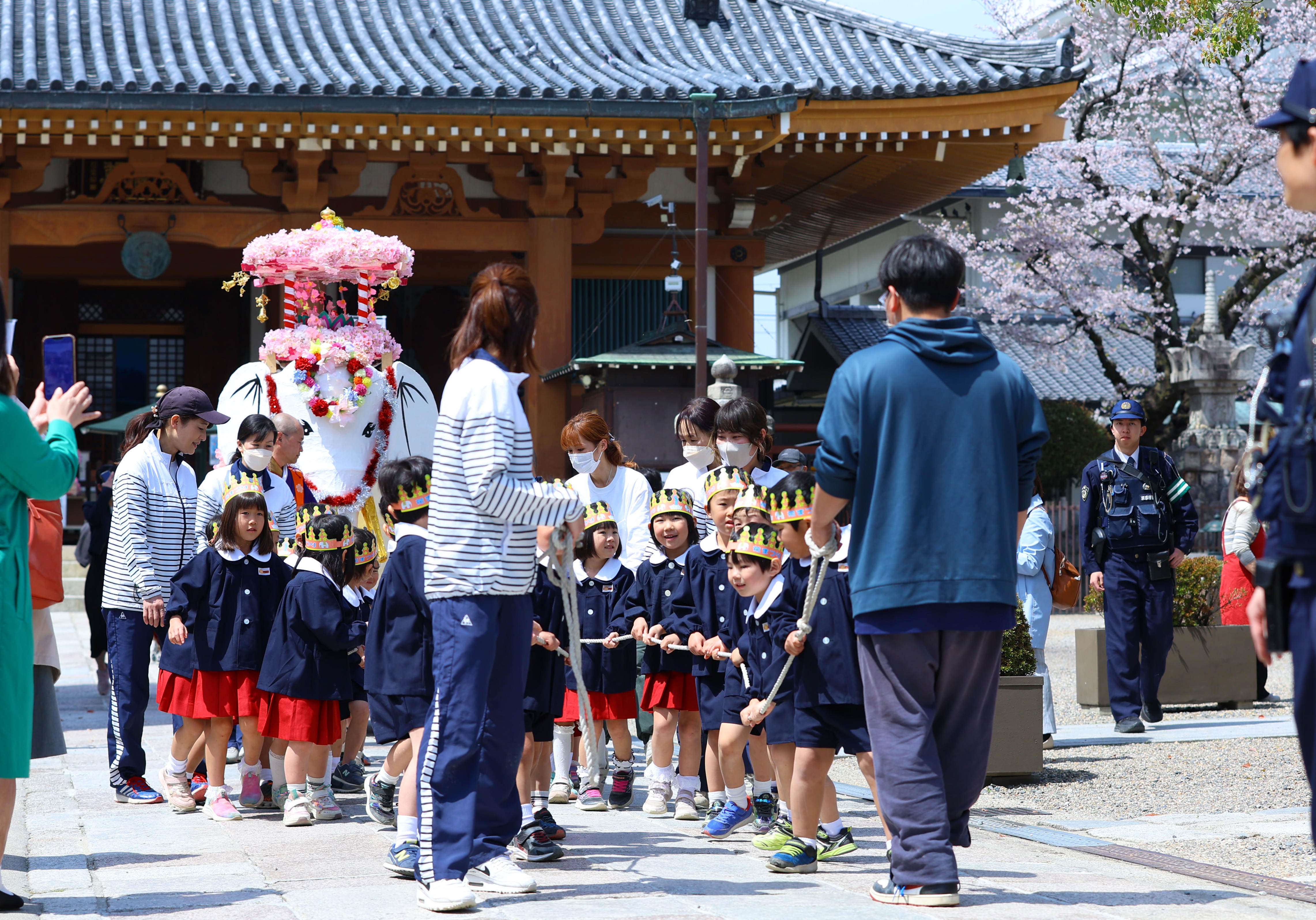 京都・壬生寺で釈迦の誕生祝う「花まつり」園児ら参加、白象と練り歩く