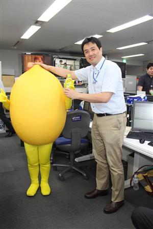アクエリアス ビタミンの新キャラクター レモミンがｓａｎｓｐｏ ｃｏｍ編集部に来社 サンスポ