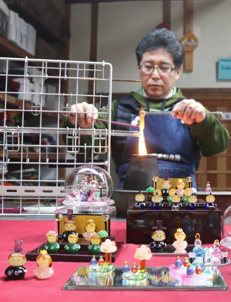 ひな祭り」にガラスびないかが 大阪・和泉の工房、人形づくり最盛期