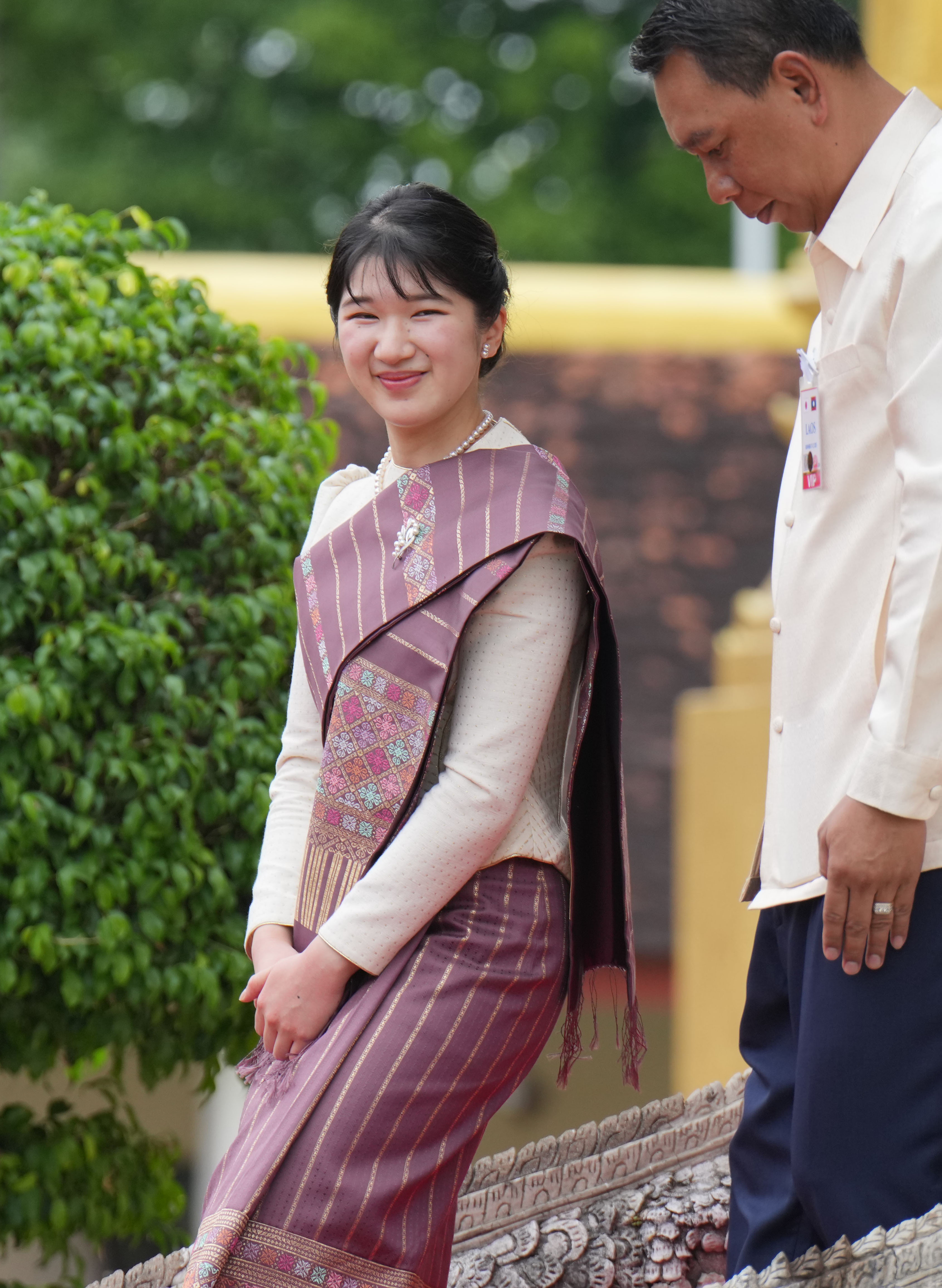 愛子さま、ラオスの民族衣装ご着用 「ラオスの伝統文化を肌で感じ