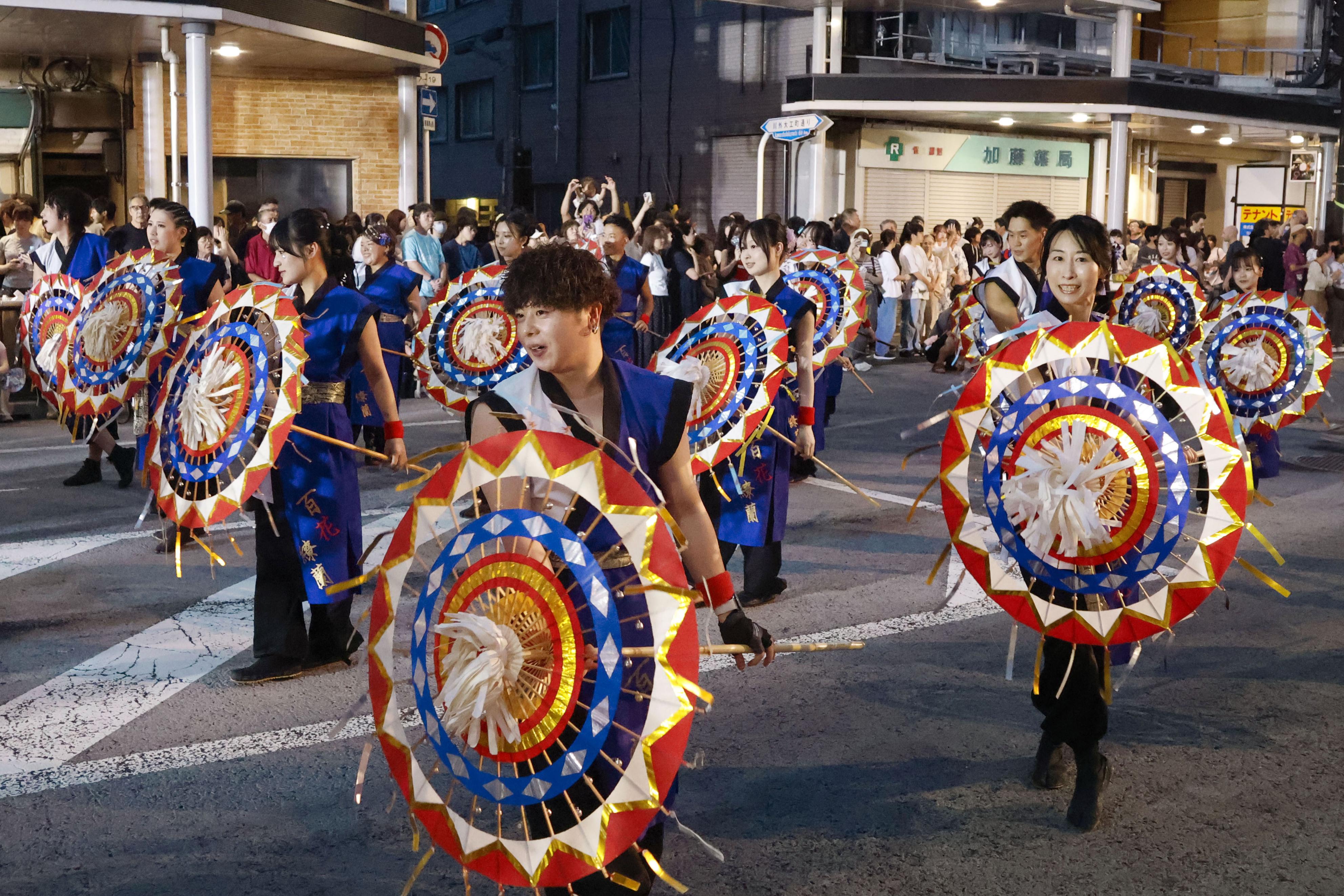 鳥取しゃんしゃん祭り 傘 大人用 直径約80cm 鈴付き 響く鈴の音涼やかに…3400人一斉傘踊り 「鳥取しゃんしゃん祭」 - 産経