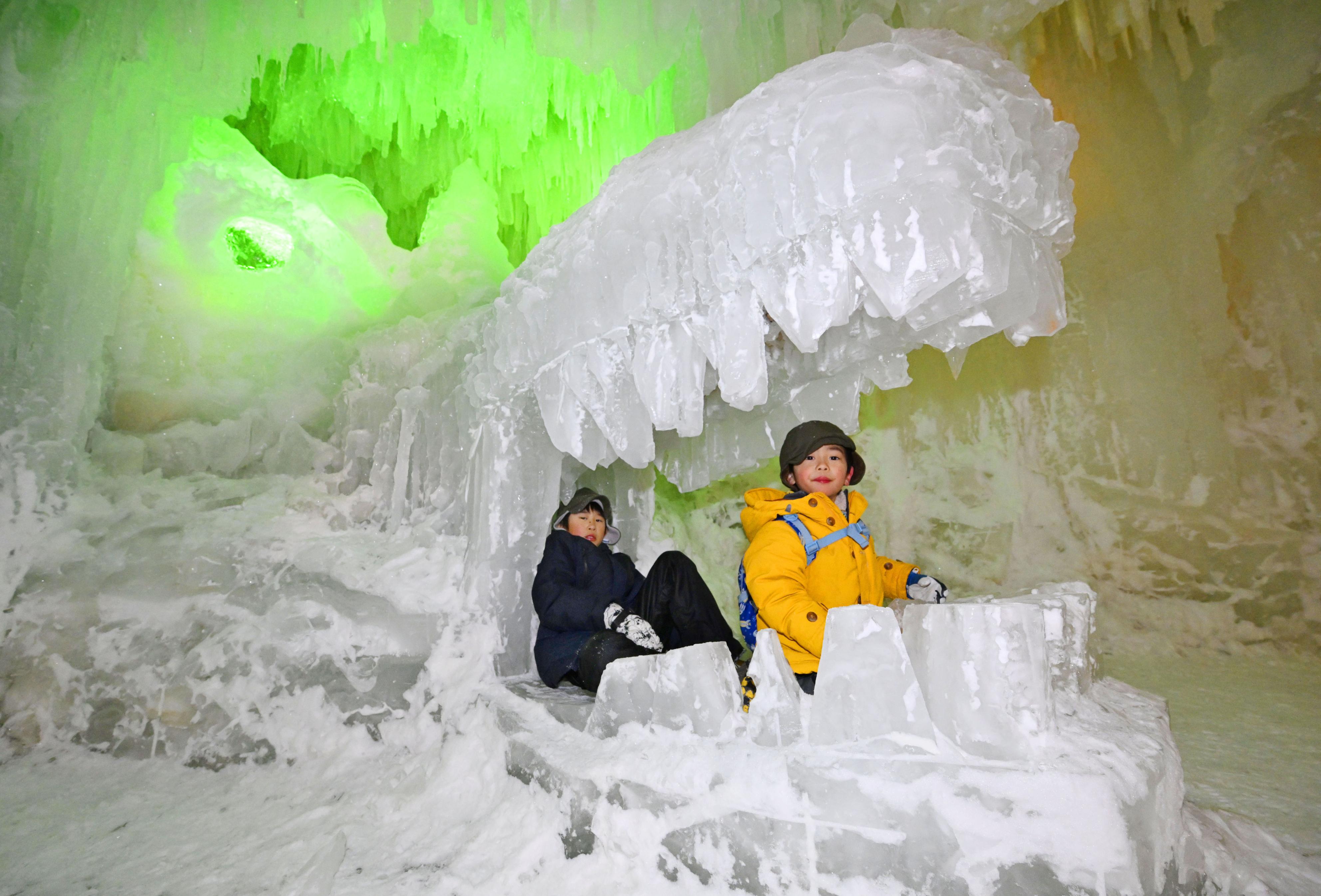 氷点下の夜を彩る巨大な氷像 北海道で「層雲峡温泉氷瀑まつり」開幕