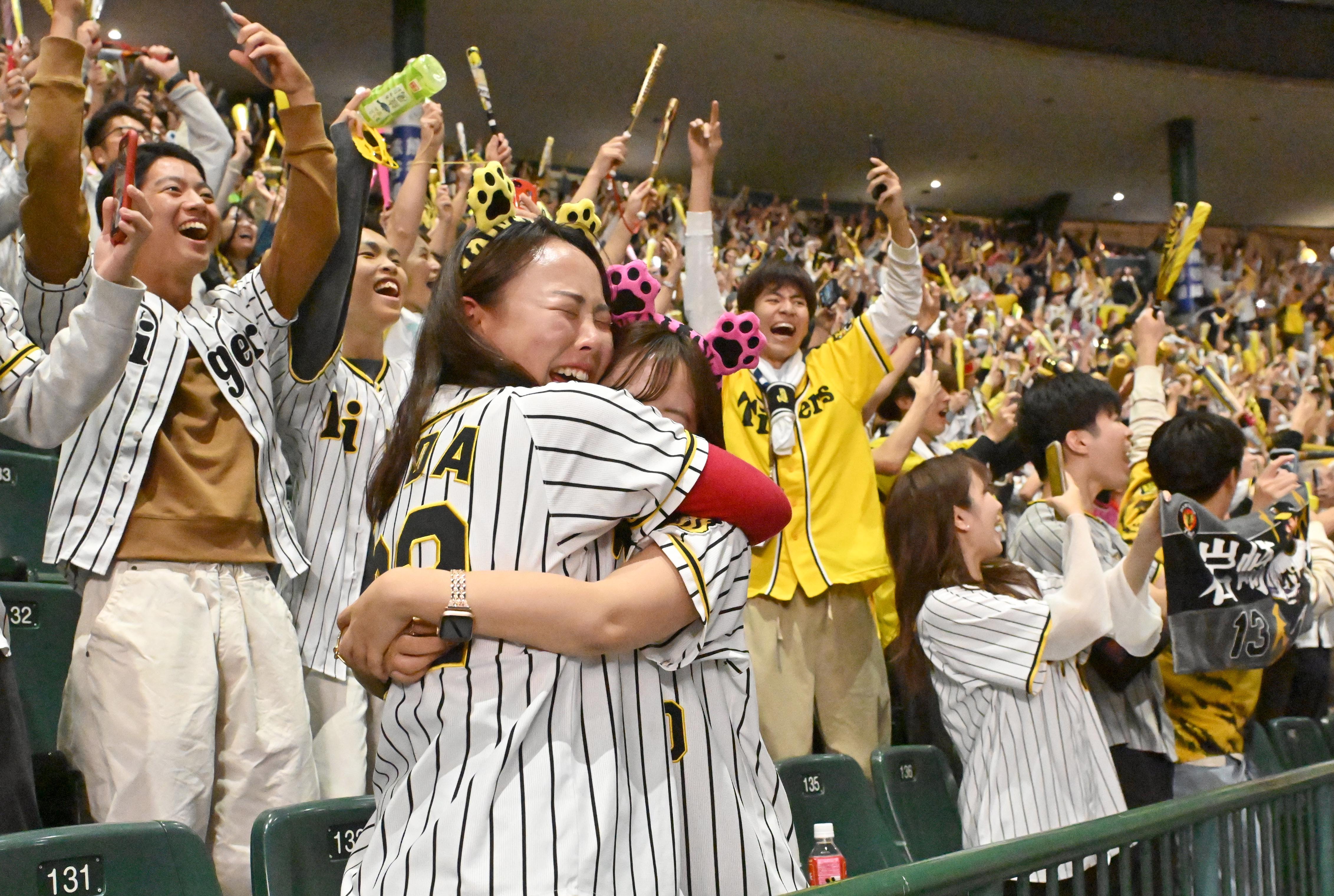 横田コール」に虎党涙涙…大熱狂甲子園パブリックビューイングに1万 