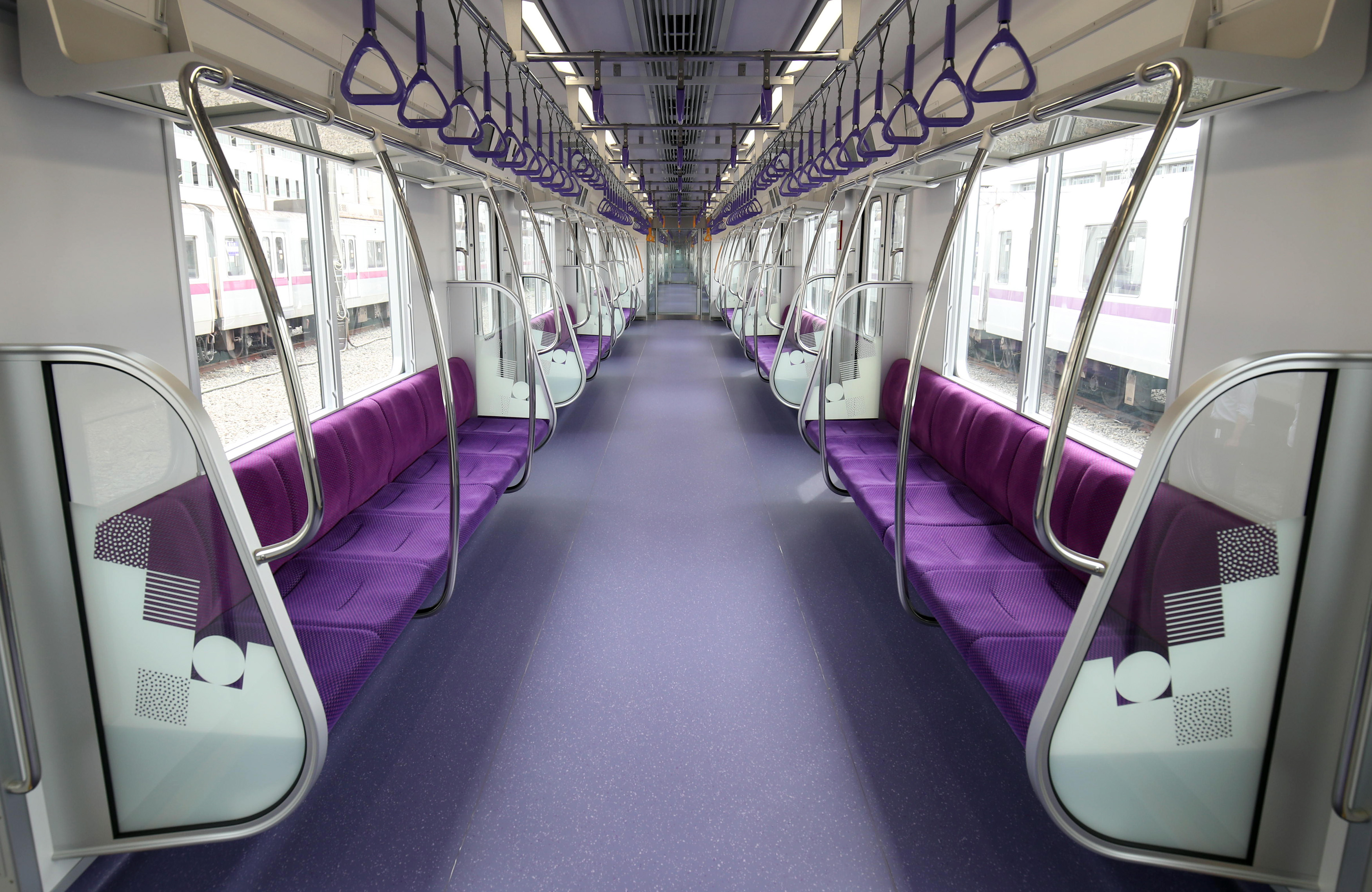 座席幅を拡大、バリアフリー配慮 東京メトロ半蔵門線の新型車両公開