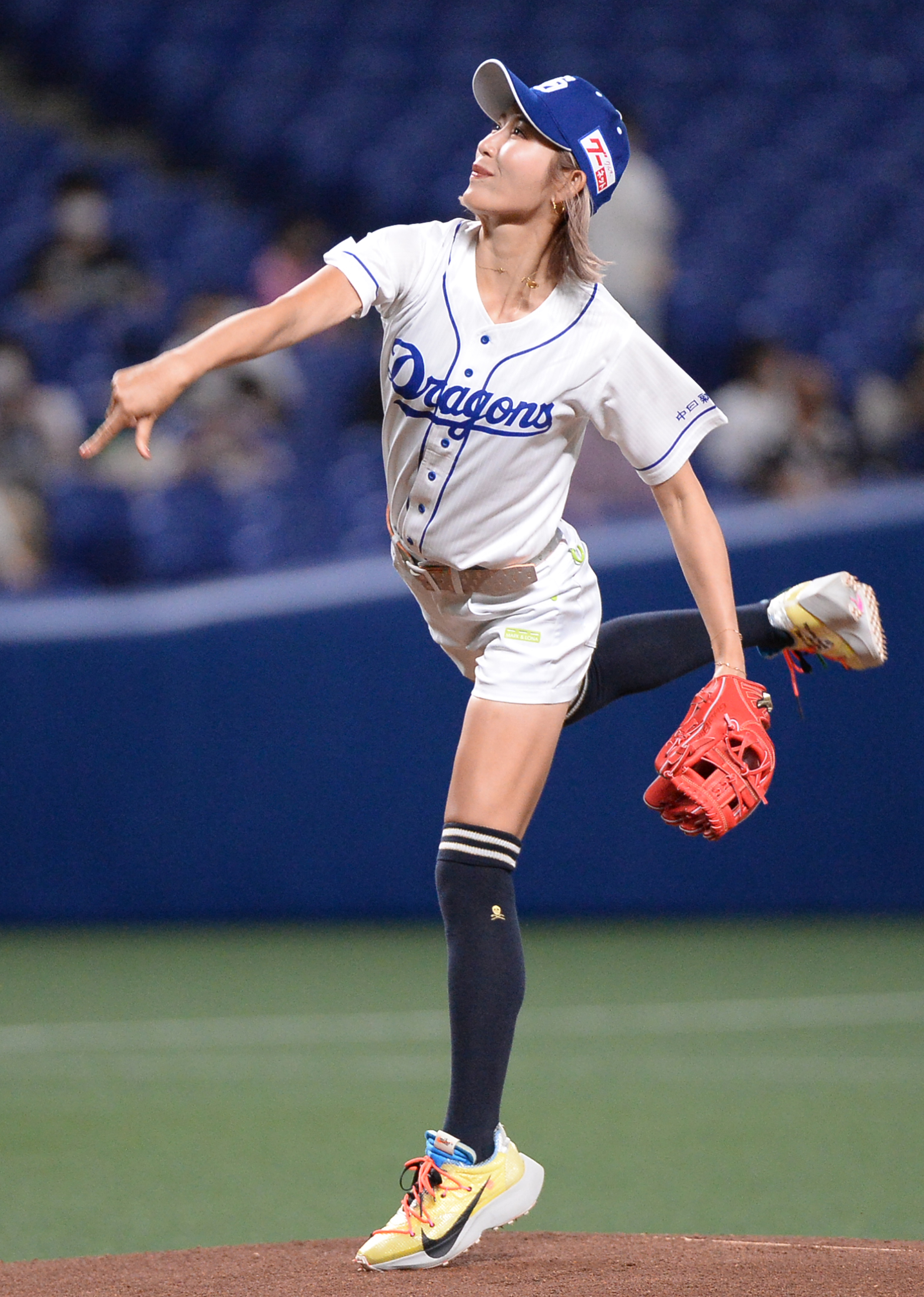 ドアラの頭部に直撃 金田久美子が始球式 産経ニュース