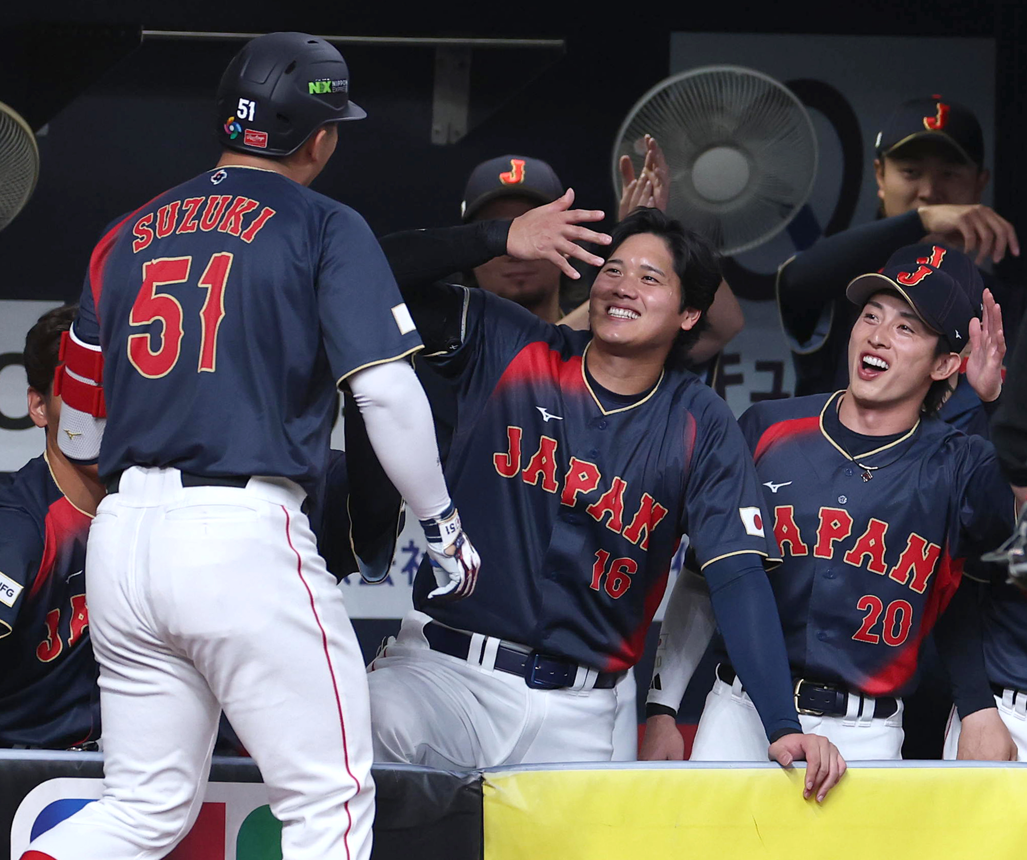 侍ジャパン・大谷翔平、鈴木誠也の特大弾に手をたたきながら笑顔で祝福