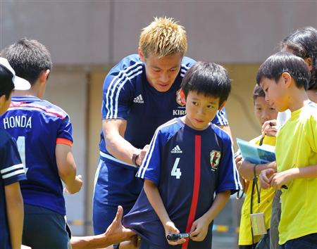 ハリル監督もサインのサービス 日本代表 子供たちと練習後交流 サンスポ