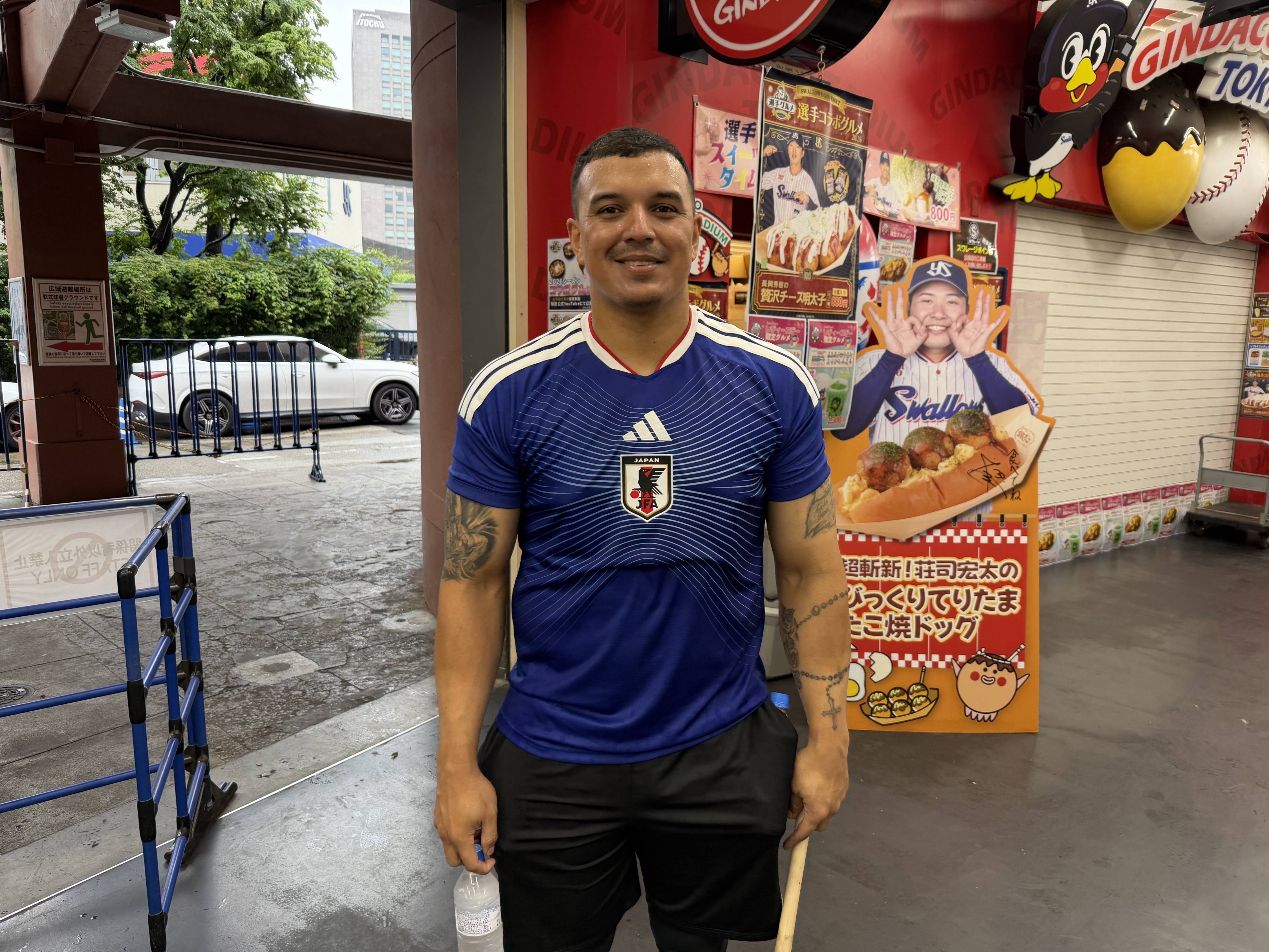 ヤクルト・オスナ、サッカー日本代表ユニで練習「古賀からもらいました
