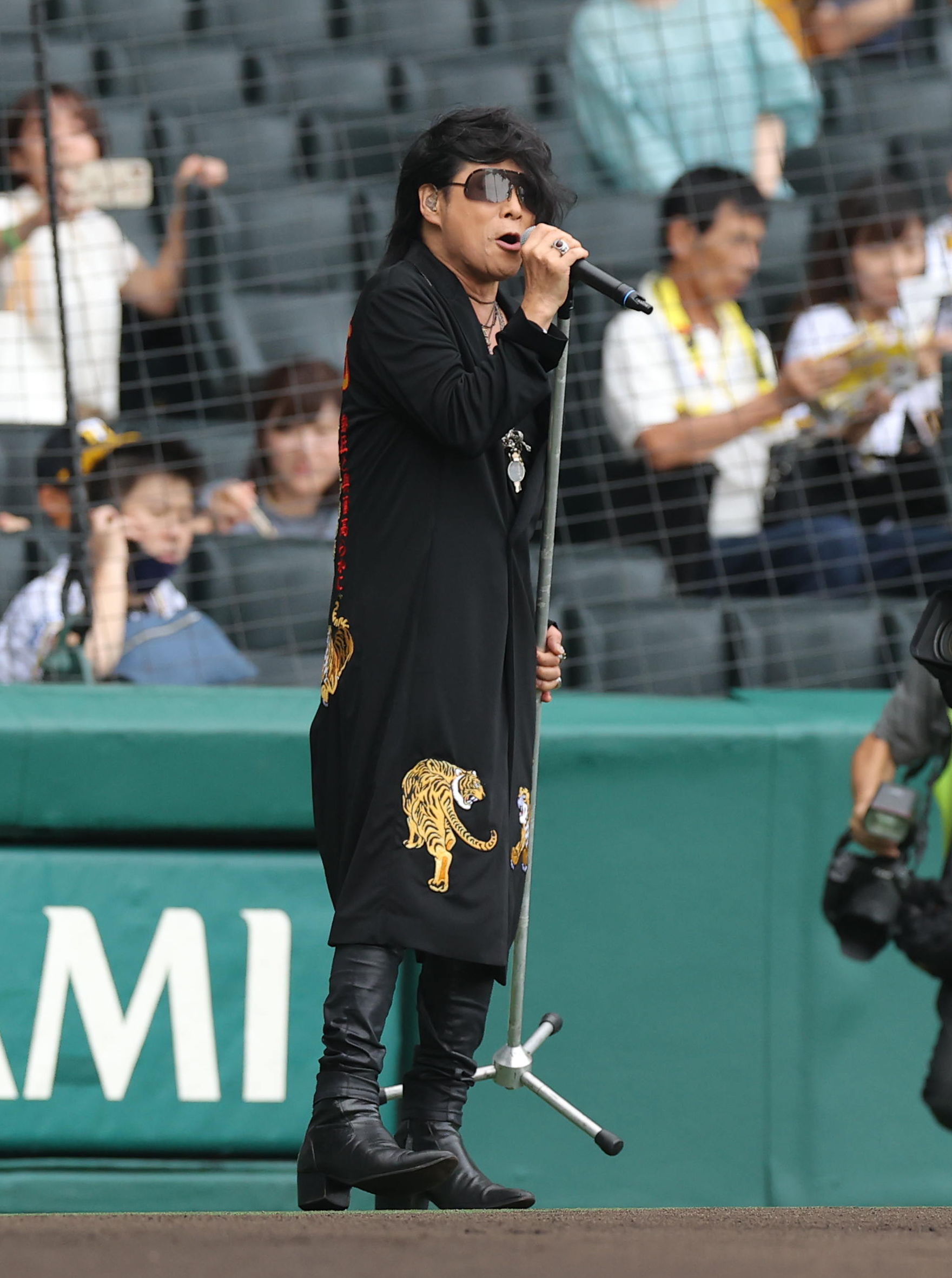 T―BOLAN・森友嵐士が甲子園球場で名曲を熱唱 直前には降雨も「俺