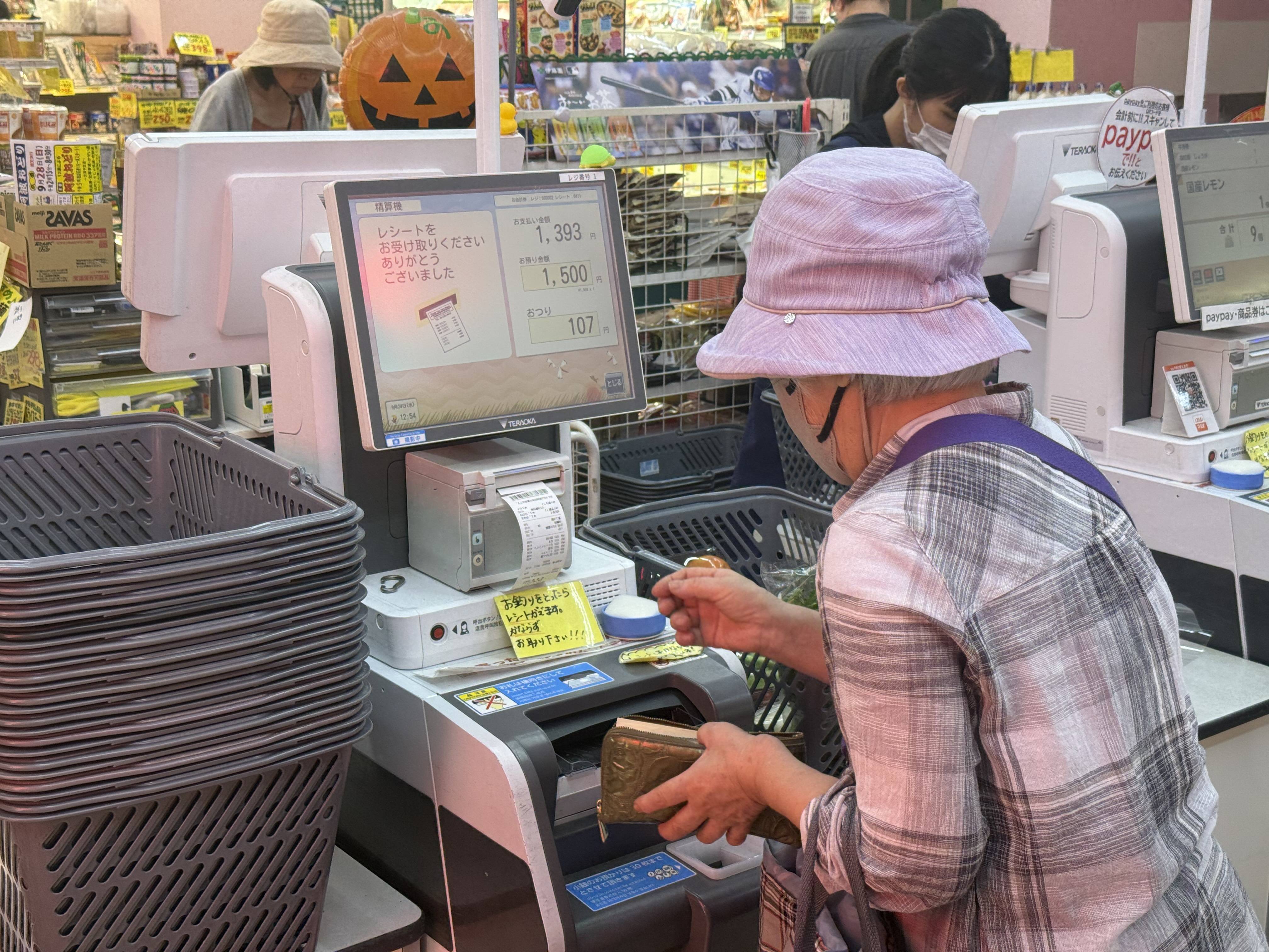 スマホが前提なんて…」行きつけ飲食店を失ったシニアも セルフレジに