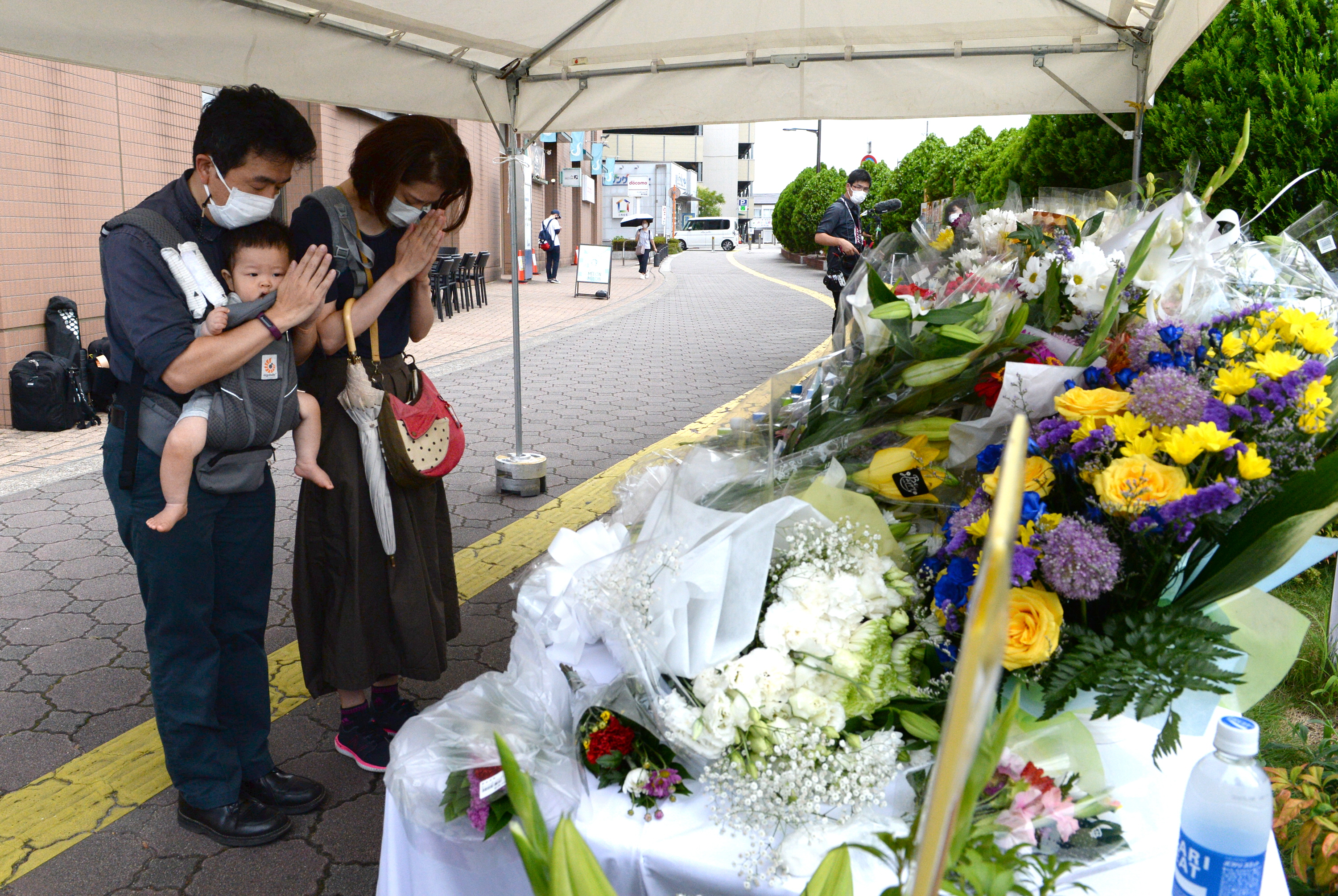 大好きだった フェイクニュースと思った 安倍氏死亡 絶えぬ献花と広がる衝撃 産経ニュース