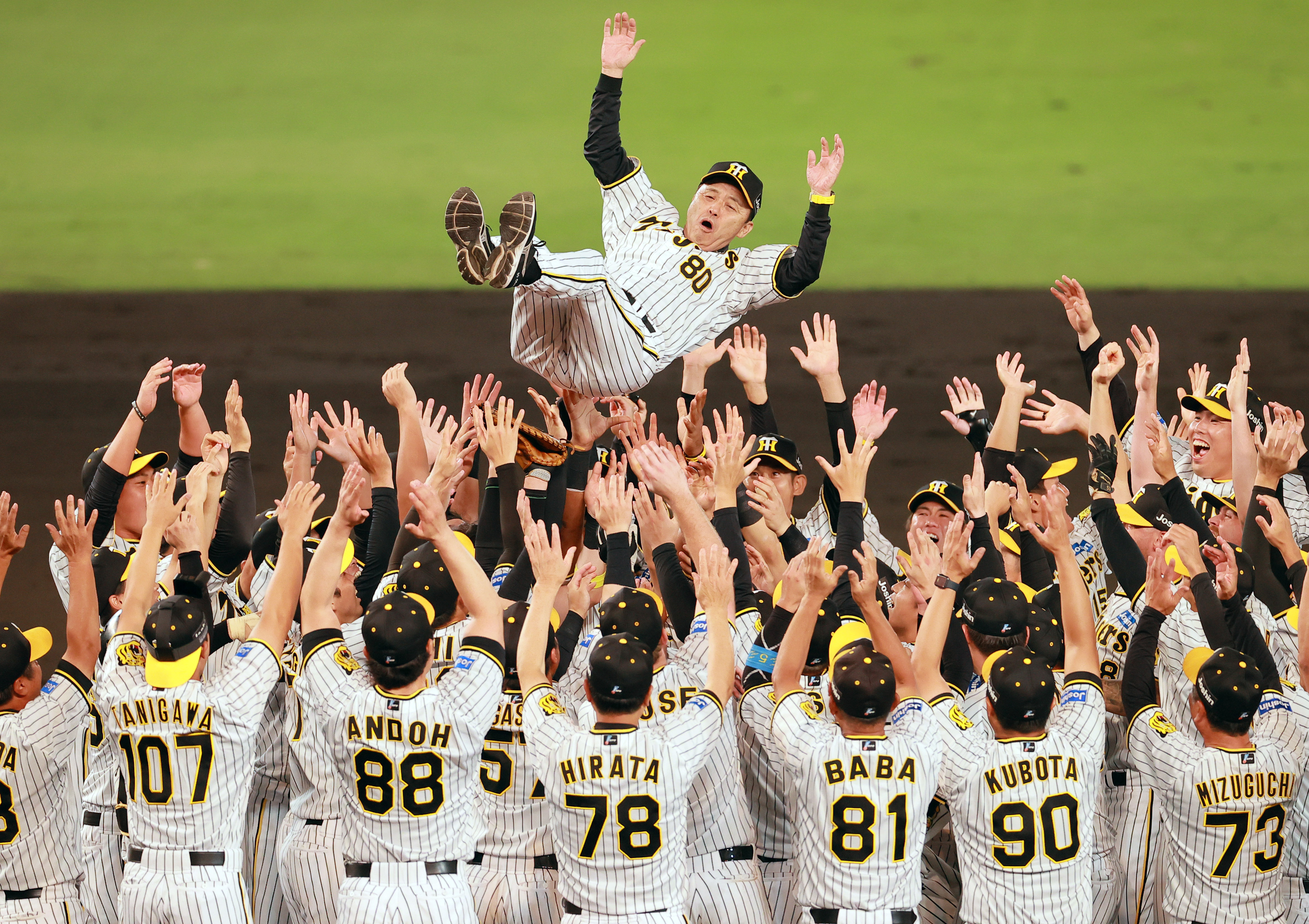 プロ野球 阪神タイガース星野仙一監督2003年リーグ優勝胴上げ保存版