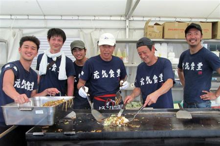 １万２０００食配る 石原軍団が元気の炊き出し 車中泊で寄り添う 1 3ページ サンスポ
